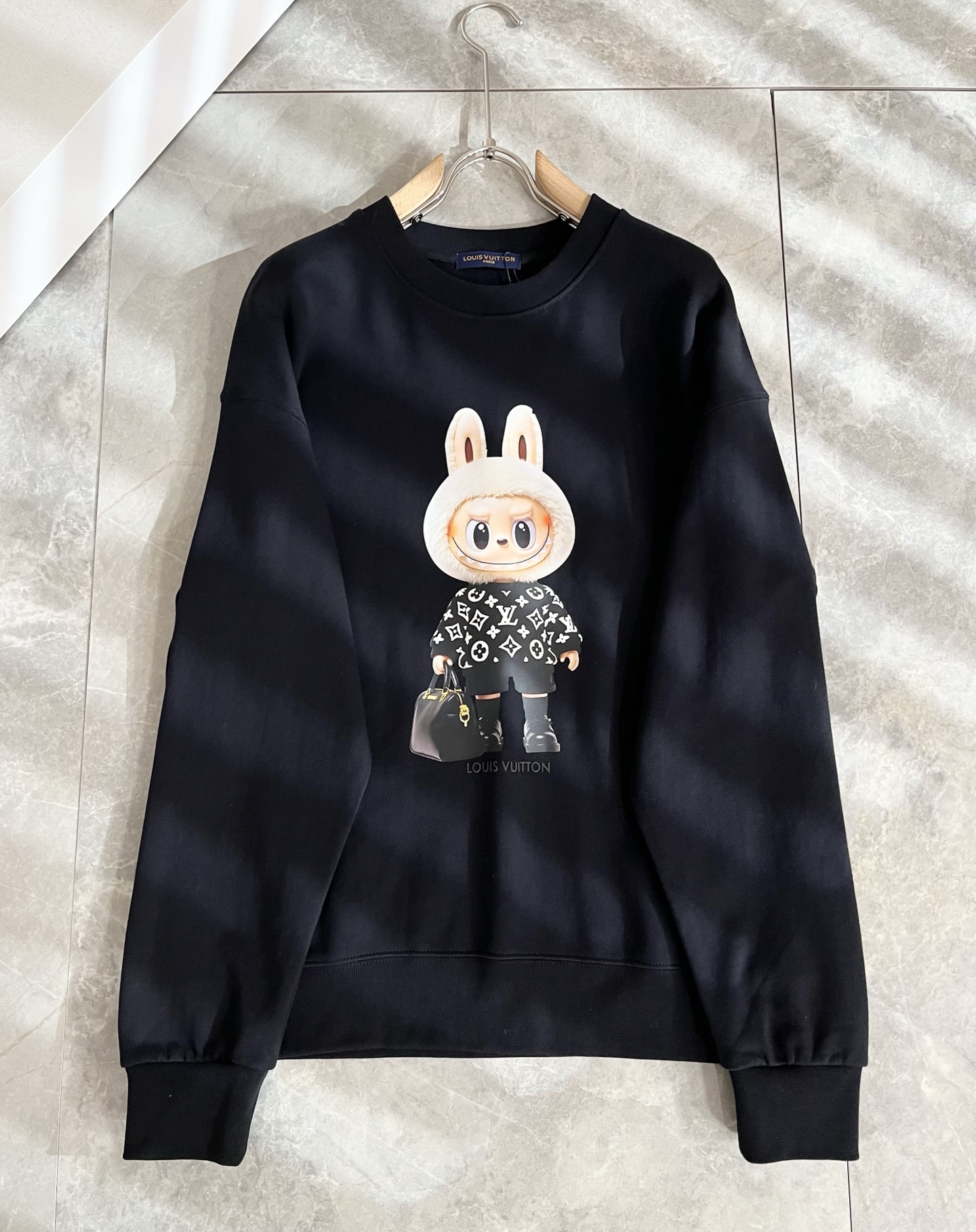 LouisVuitt*路易*登 2025卫衣全新系列单品上线，非常时髦前卫的一款男女同款短袖T恤，标识l