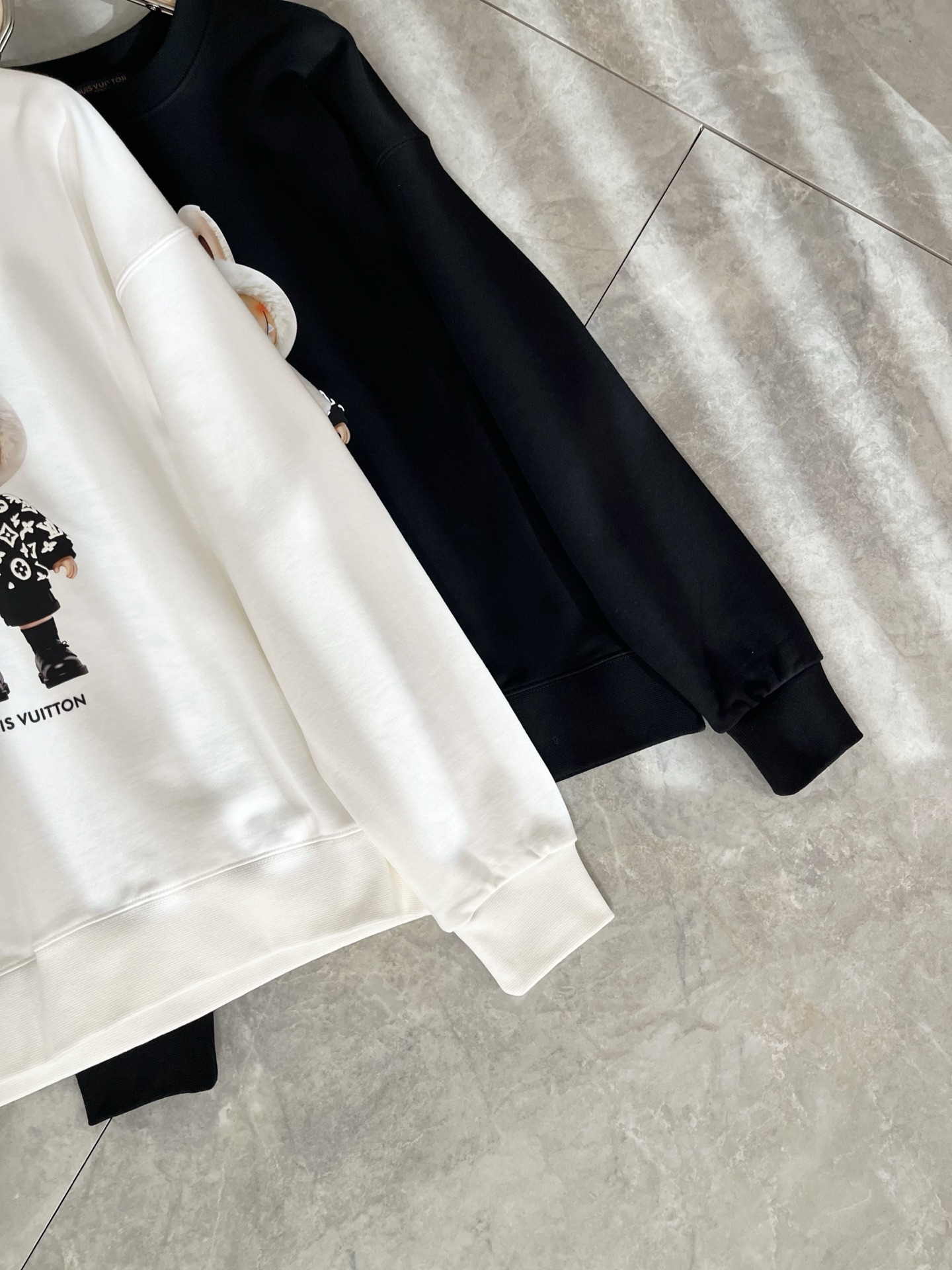 LouisVuitt*路易*登 2025卫衣全新系列单品上线，非常时髦前卫的一款男女同款短袖T恤，标识l