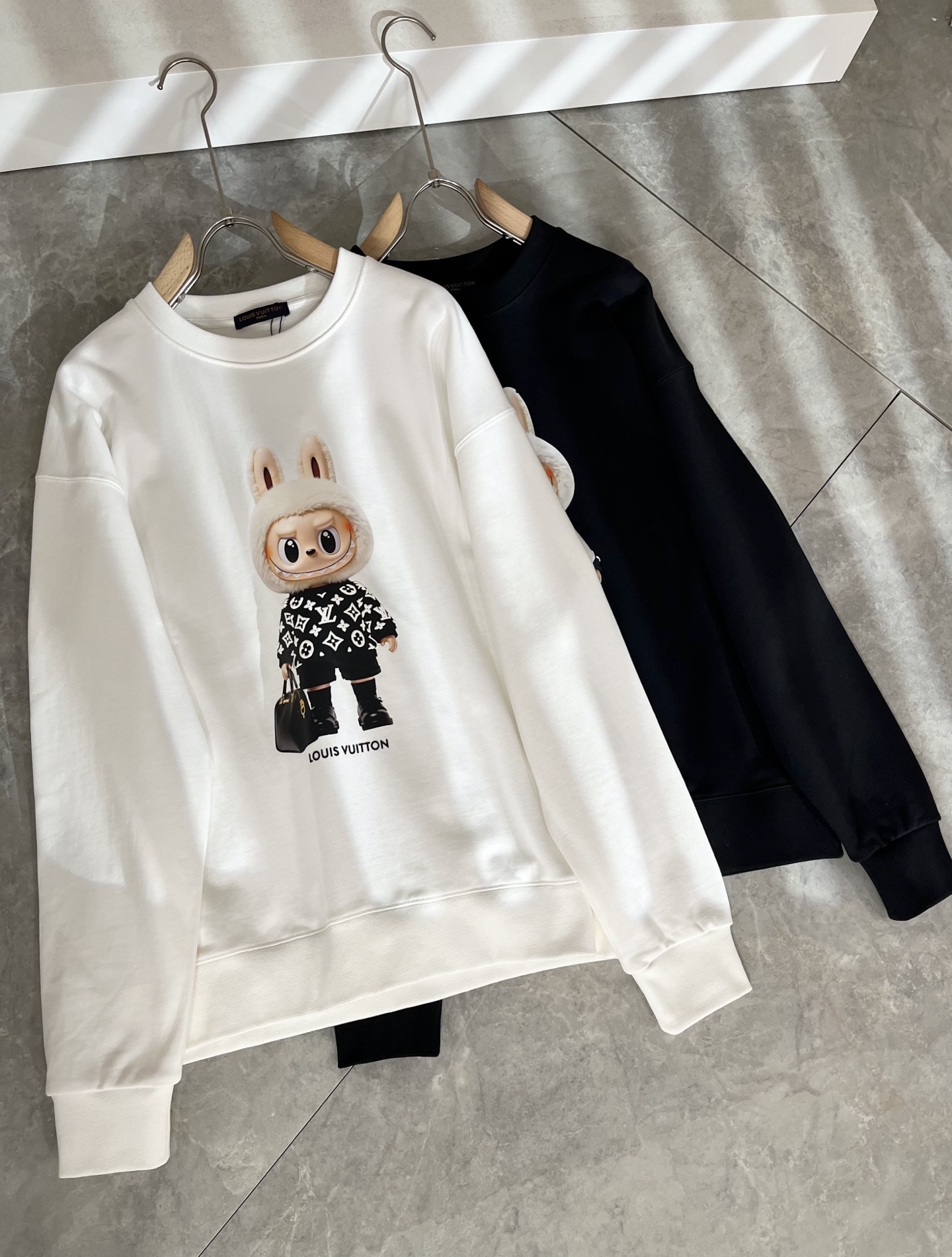 LouisVuitt*路易*登 2025卫衣全新系列单品上线，非常时髦前卫的一款男女同款短袖T恤，标识l