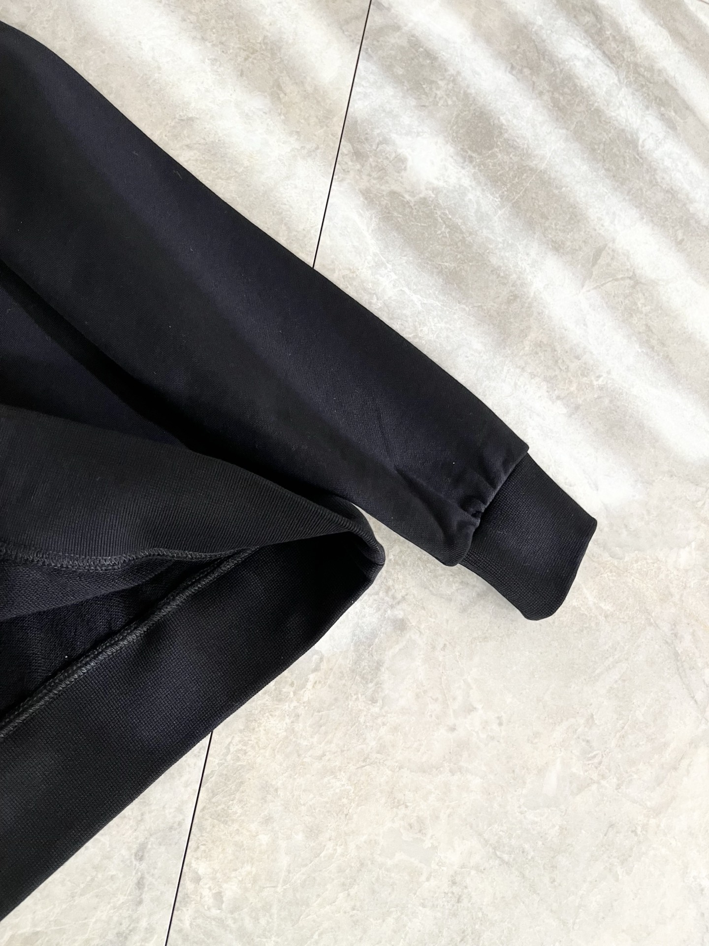 LouisVuitt*路易*登 2025卫衣全新系列单品上线，非常时髦前卫的一款男女同款短袖T恤，标识l