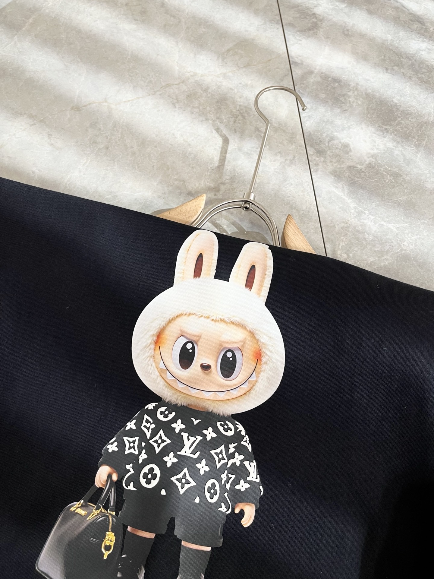 LouisVuitt*路易*登 2025卫衣全新系列单品上线，非常时髦前卫的一款男女同款短袖T恤，标识l