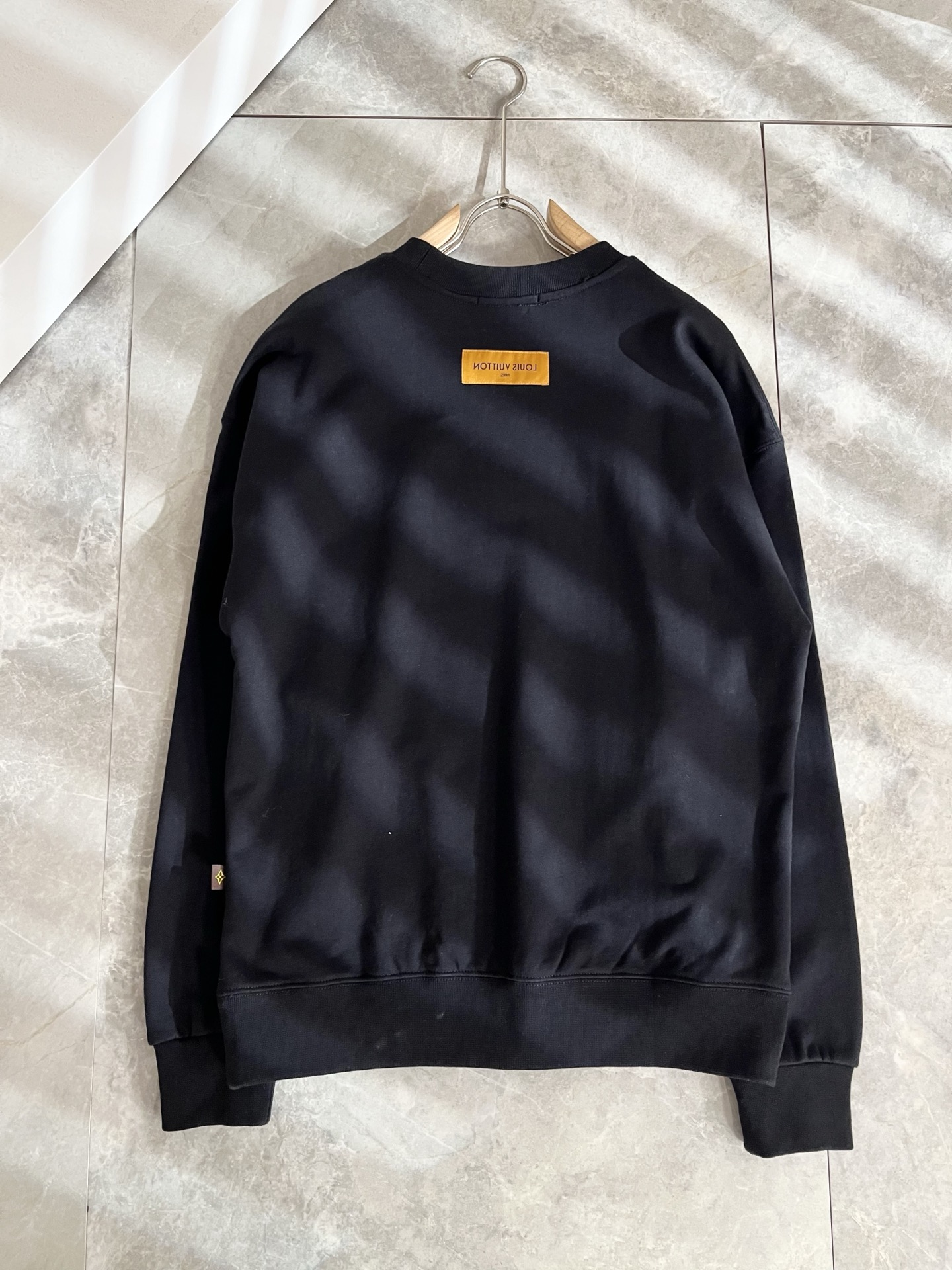 LouisVuitt*路易*登 2025卫衣全新系列单品上线，非常时髦前卫的一款男女同款短袖T恤，标识l