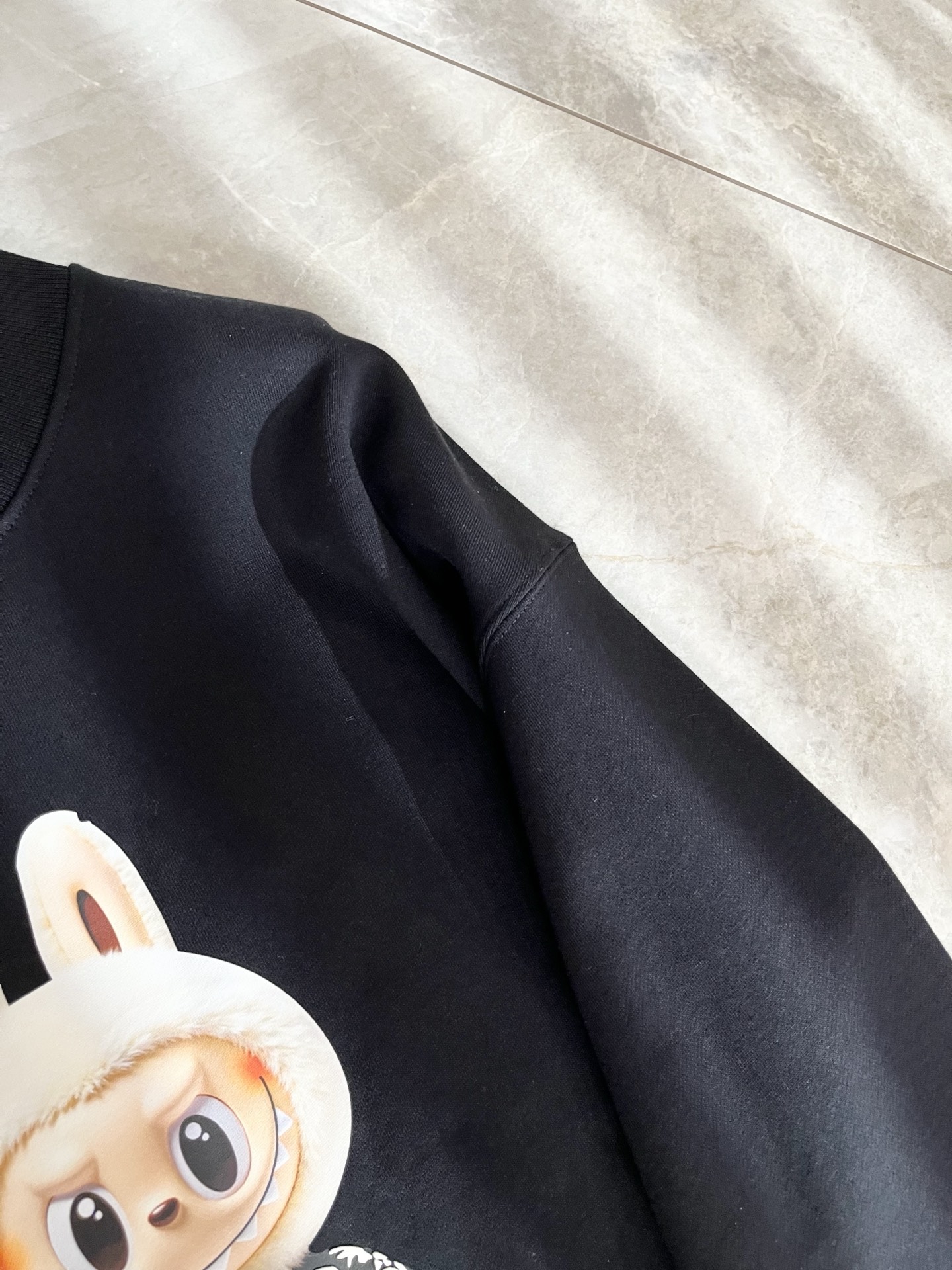 LouisVuitt*路易*登 2025卫衣全新系列单品上线，非常时髦前卫的一款男女同款短袖T恤，标识l