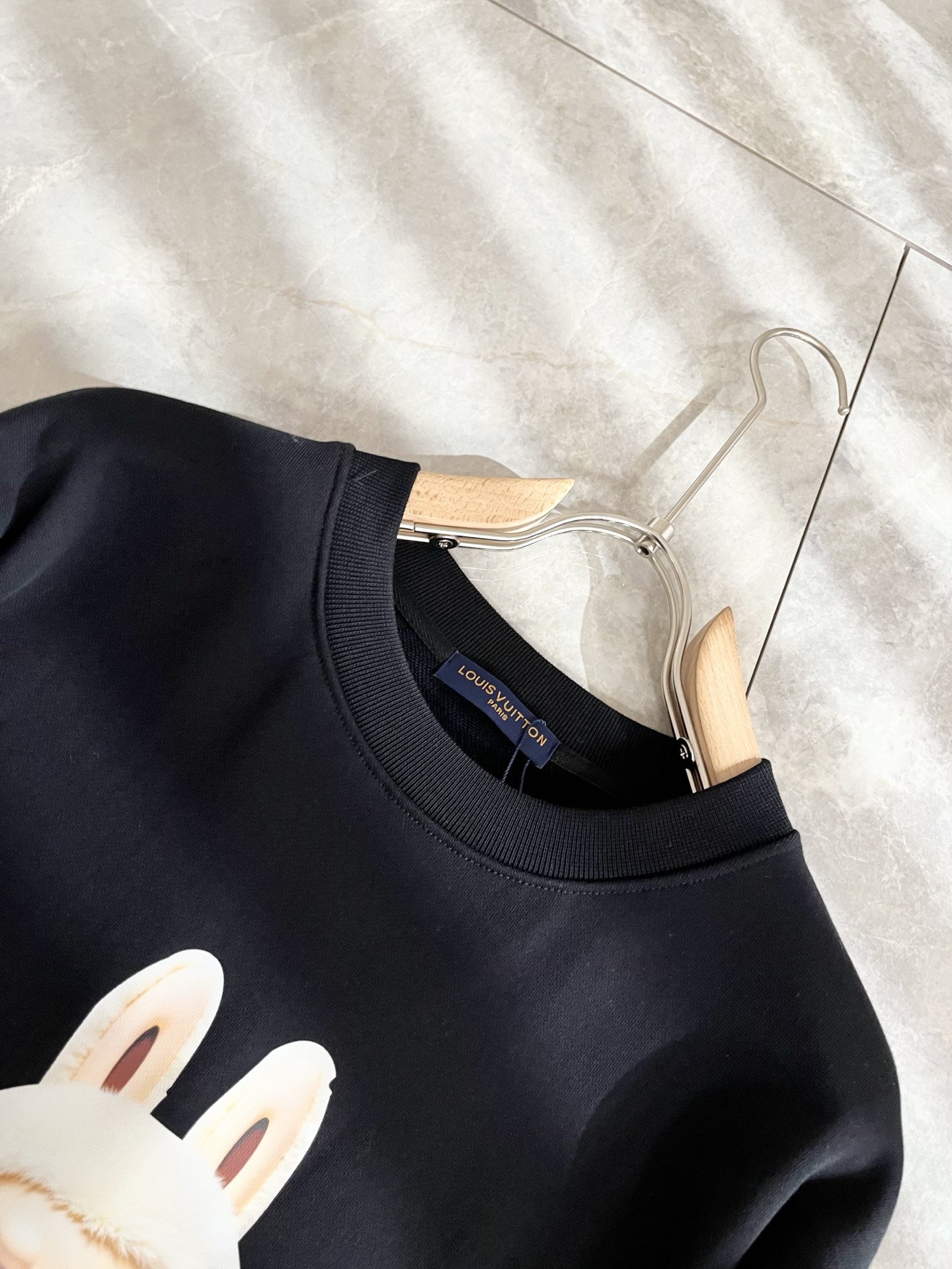 LouisVuitt*路易*登 2025卫衣全新系列单品上线，非常时髦前卫的一款男女同款短袖T恤，标识l