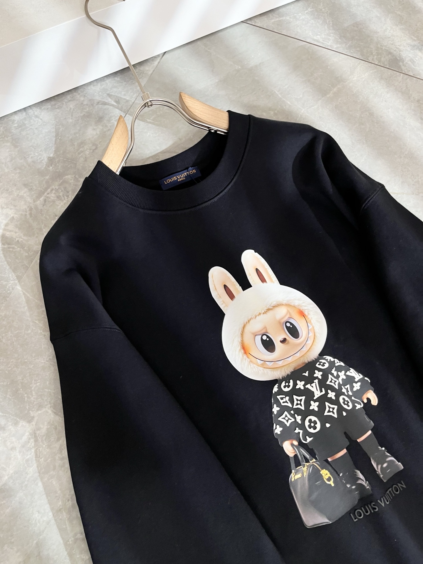 LouisVuitt*路易*登 2025卫衣全新系列单品上线，非常时髦前卫的一款男女同款短袖T恤，标识l