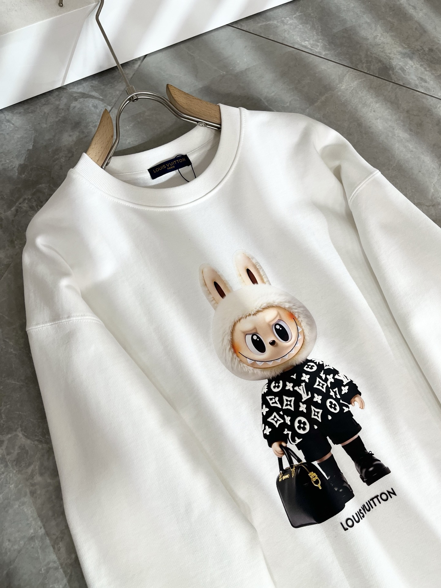 LouisVuitt*路易*登 2025卫衣全新系列单品上线，非常时髦前卫的一款男女同款短袖T恤，标识l