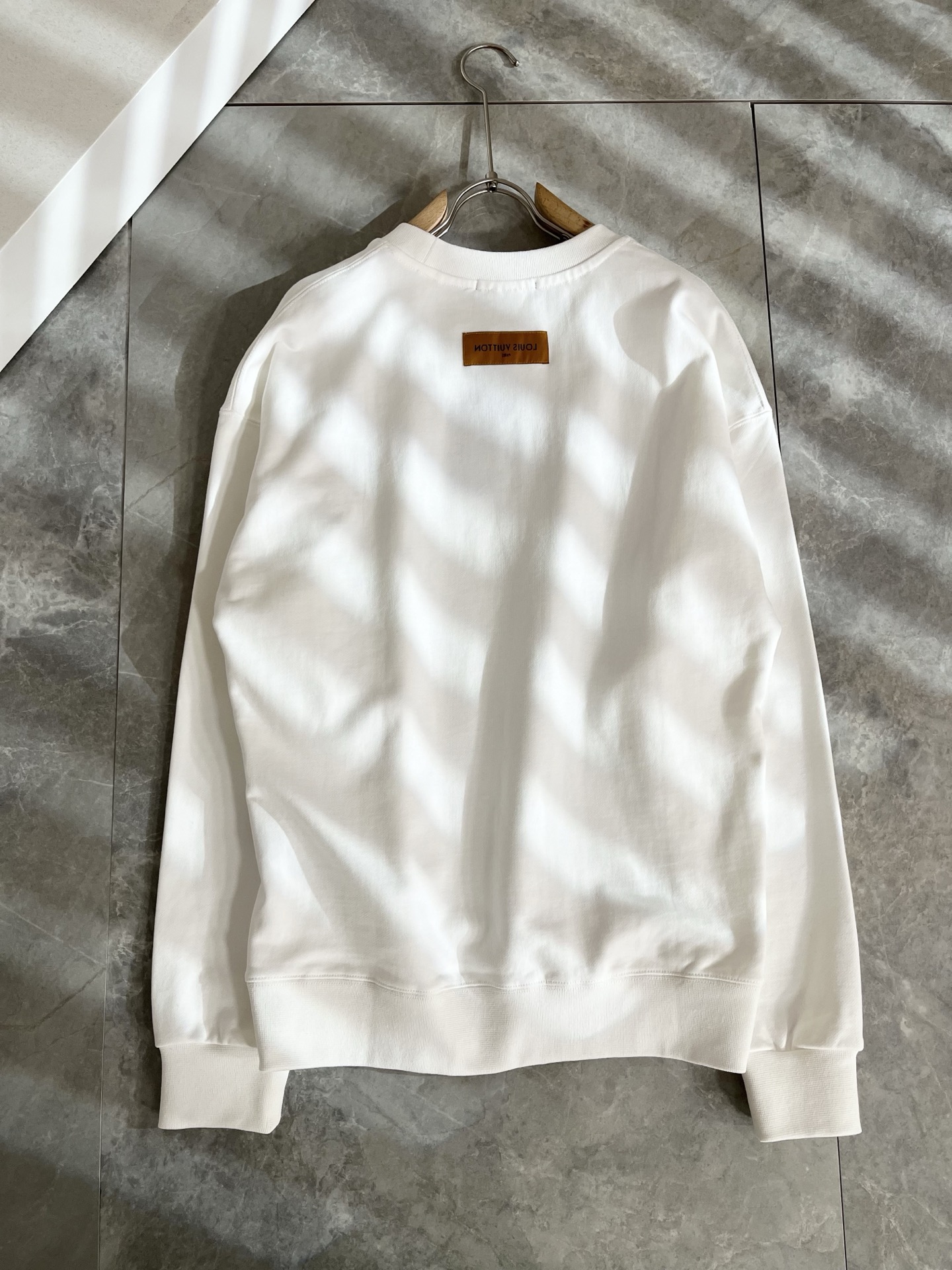 LouisVuitt*路易*登 2025卫衣全新系列单品上线，非常时髦前卫的一款男女同款短袖T恤，标识l