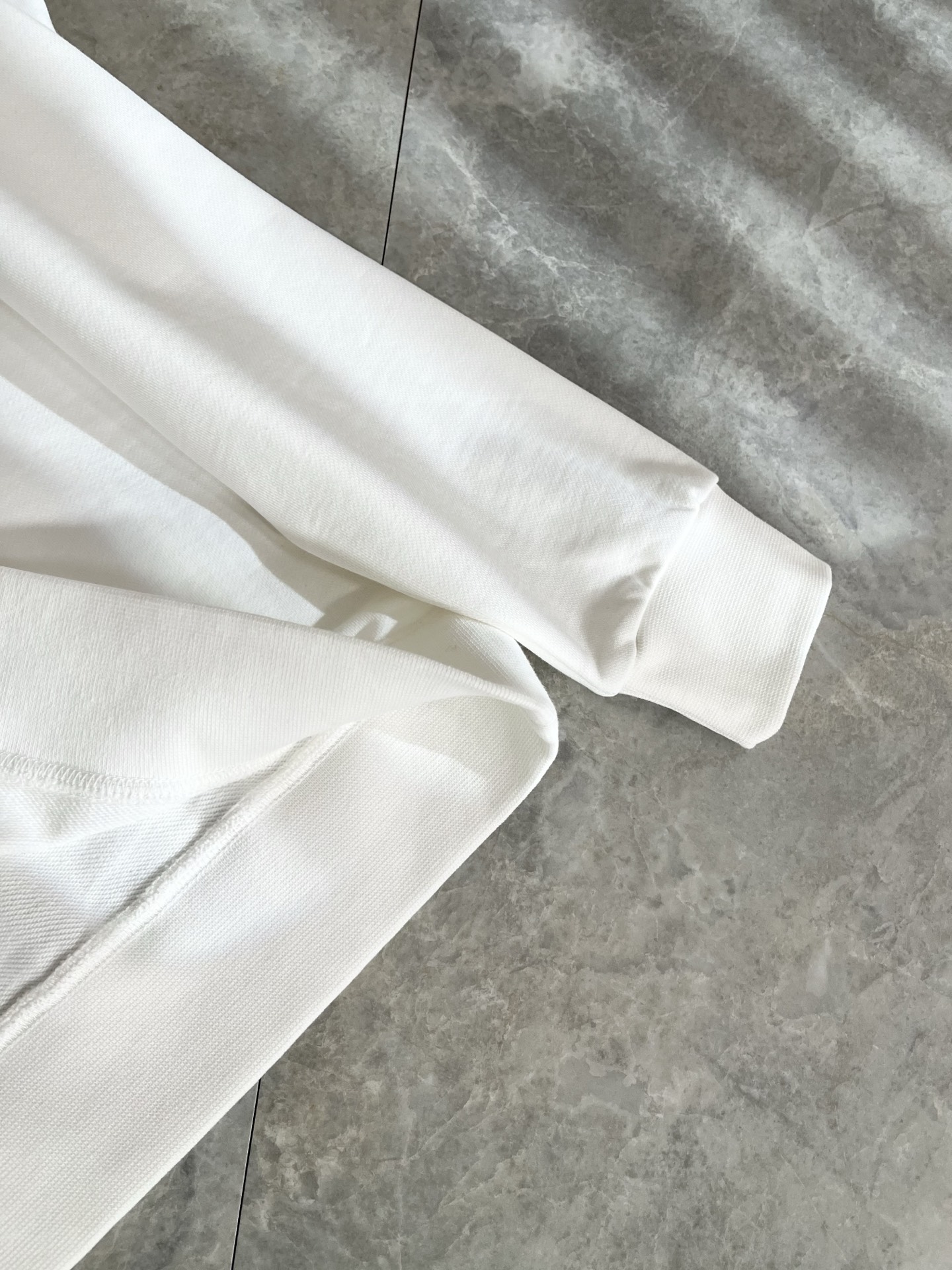 LouisVuitt*路易*登 2025卫衣全新系列单品上线，非常时髦前卫的一款男女同款短袖T恤，标识l