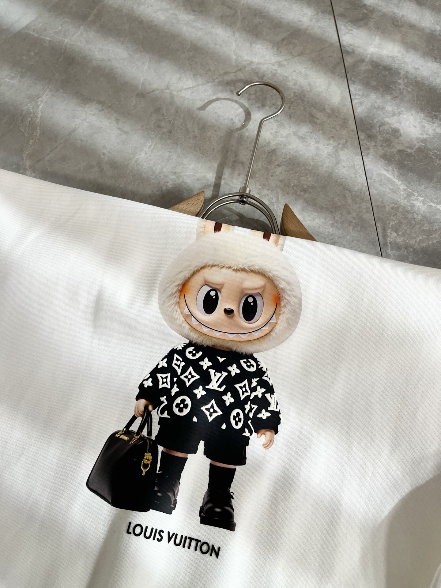 LouisVuitt*路易*登 2025卫衣全新系列单品上线，非常时髦前卫的一款男女同款短袖T恤，标识l