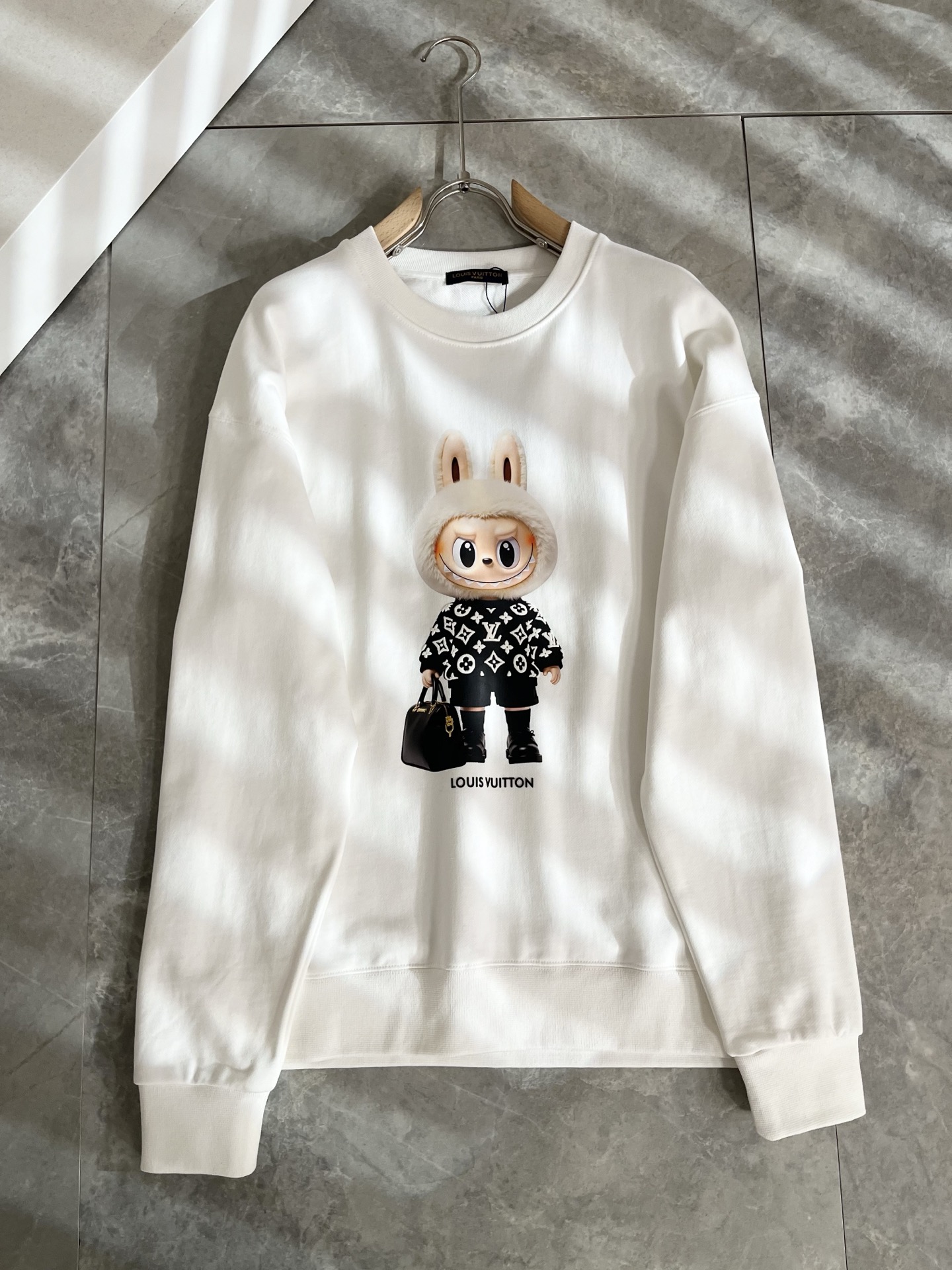 LouisVuitt*路易*登 2025卫衣全新系列单品上线，非常时髦前卫的一款男女同款短袖T恤，标识l