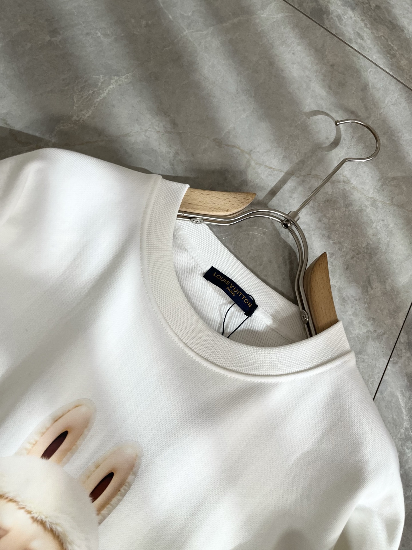 LouisVuitt*路易*登 2025卫衣全新系列单品上线，非常时髦前卫的一款男女同款短袖T恤，标识l