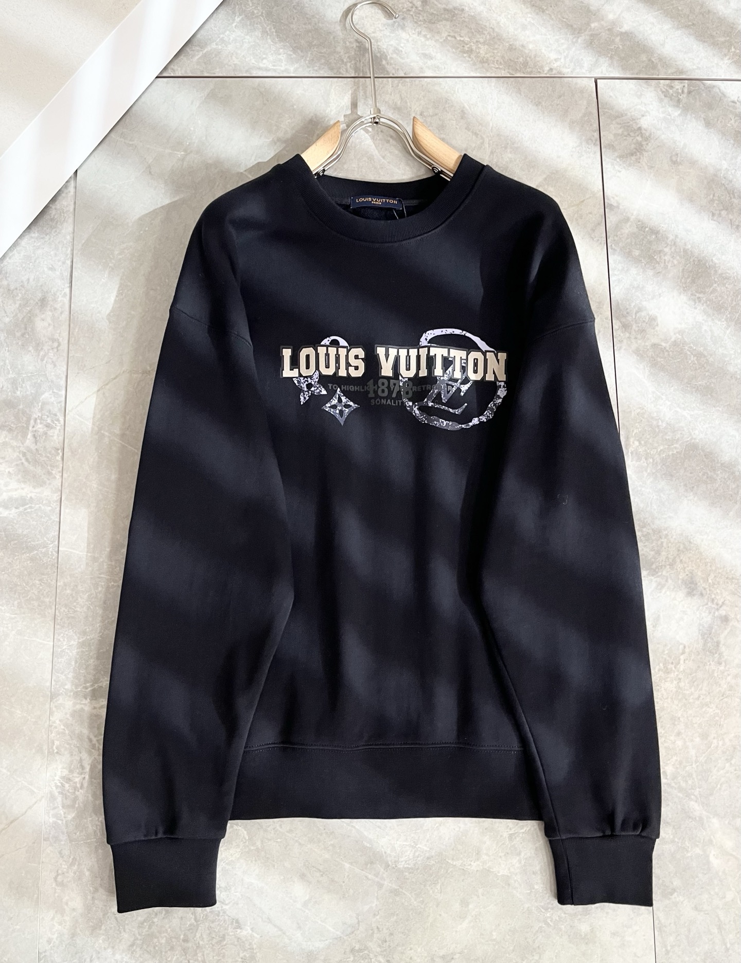 LouisVuitt*路易*登 2025卫衣全新系列单品上线，非常时髦前卫的一款男女同款短袖T恤，标识l