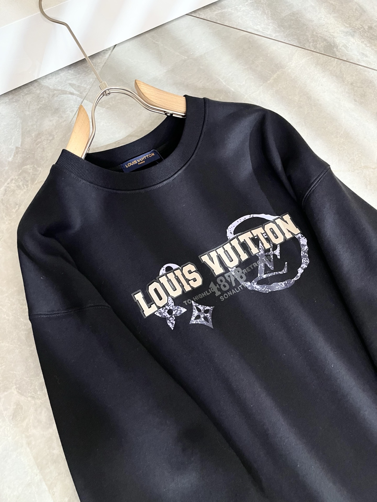 LouisVuitt*路易*登 2025卫衣全新系列单品上线，非常时髦前卫的一款男女同款短袖T恤，标识l