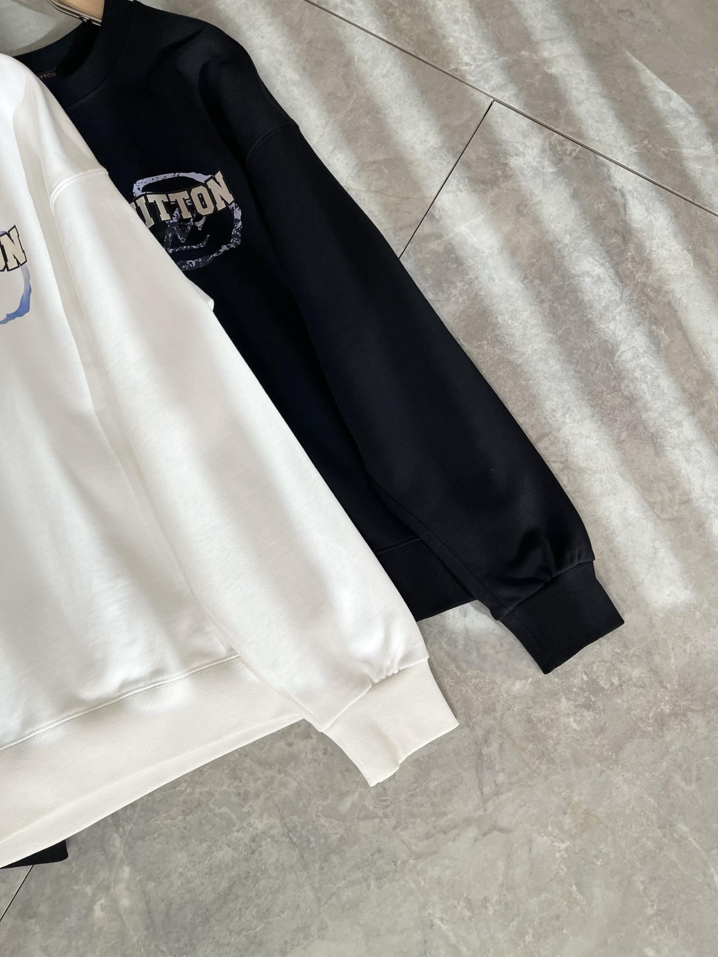 LouisVuitt*路易*登 2025卫衣全新系列单品上线，非常时髦前卫的一款男女同款短袖T恤，标识l