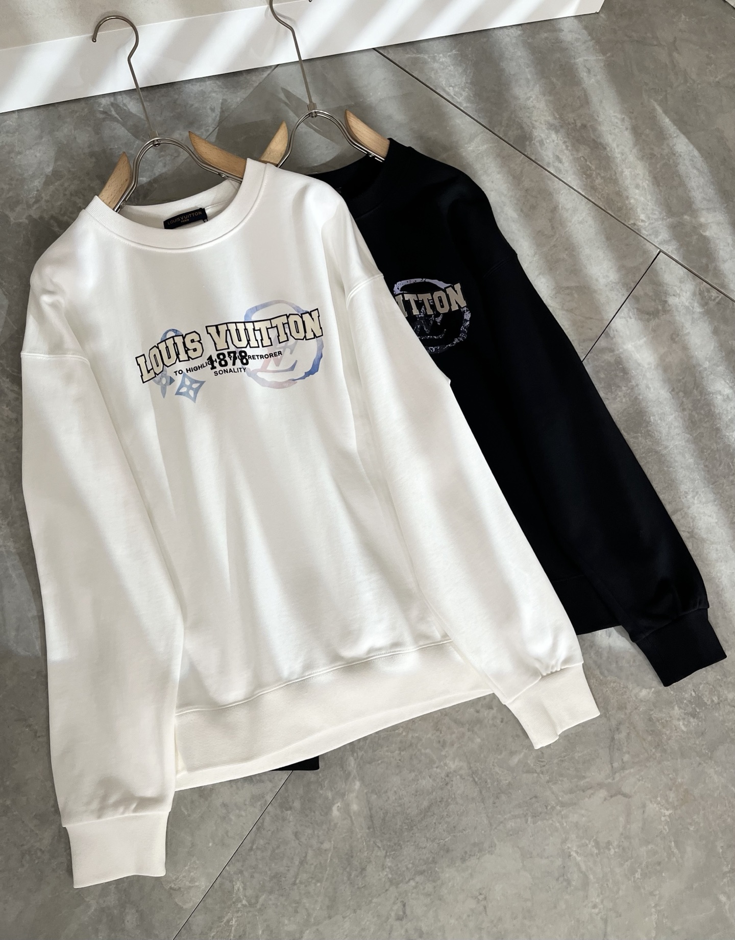 LouisVuitt*路易*登 2025卫衣全新系列单品上线，非常时髦前卫的一款男女同款短袖T恤，标识l