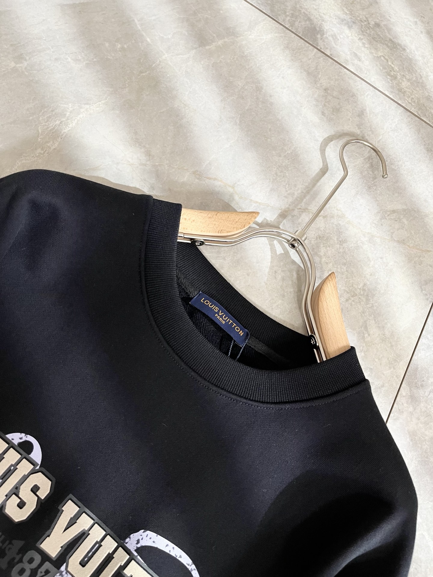 LouisVuitt*路易*登 2025卫衣全新系列单品上线，非常时髦前卫的一款男女同款短袖T恤，标识l