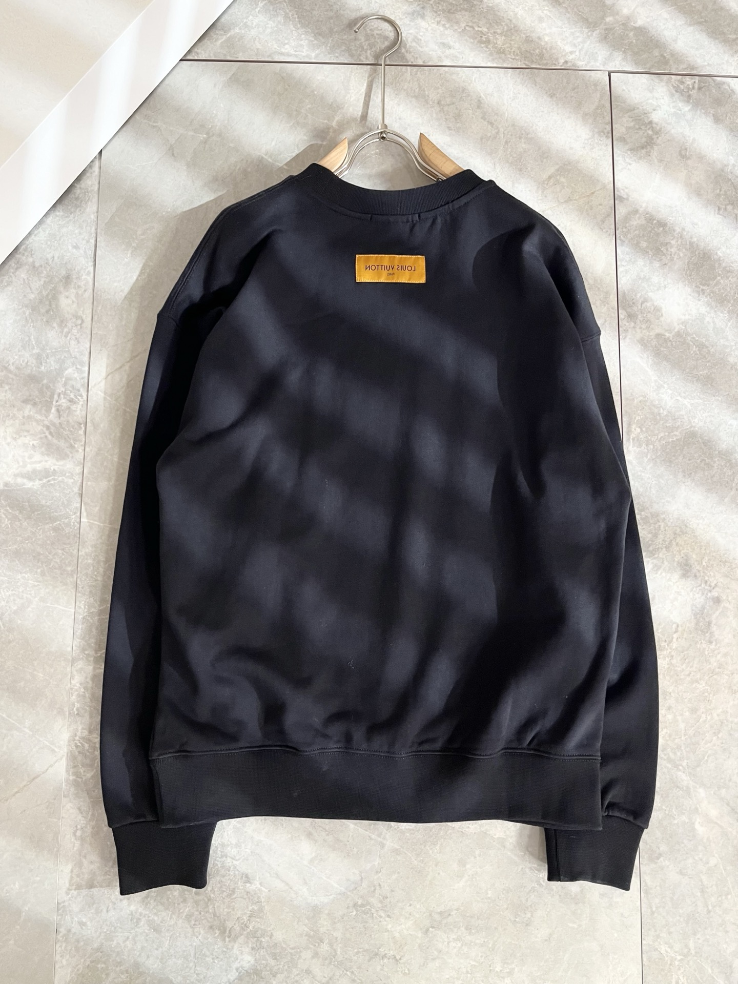 LouisVuitt*路易*登 2025卫衣全新系列单品上线，非常时髦前卫的一款男女同款短袖T恤，标识l