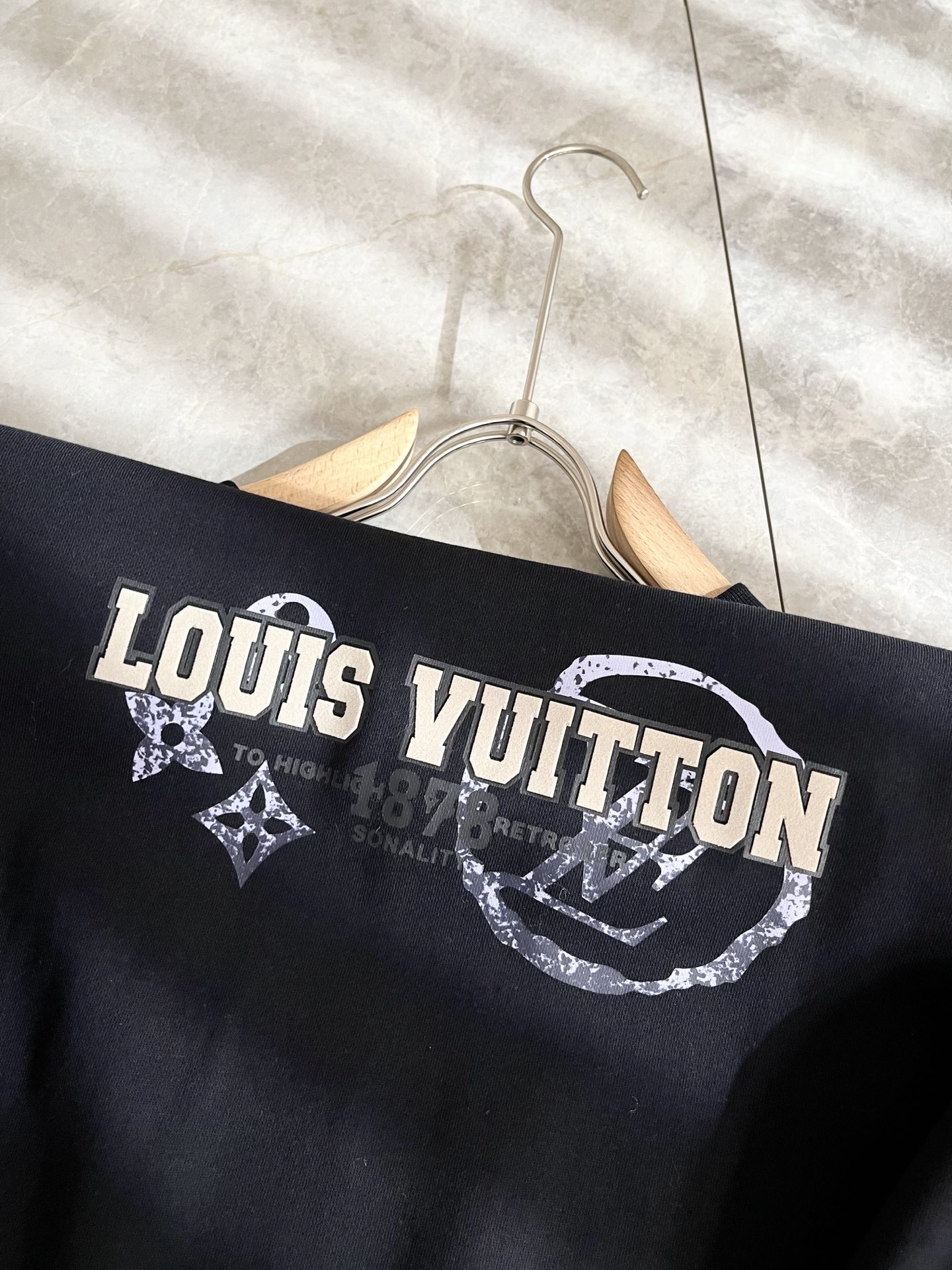 LouisVuitt*路易*登 2025卫衣全新系列单品上线，非常时髦前卫的一款男女同款短袖T恤，标识l