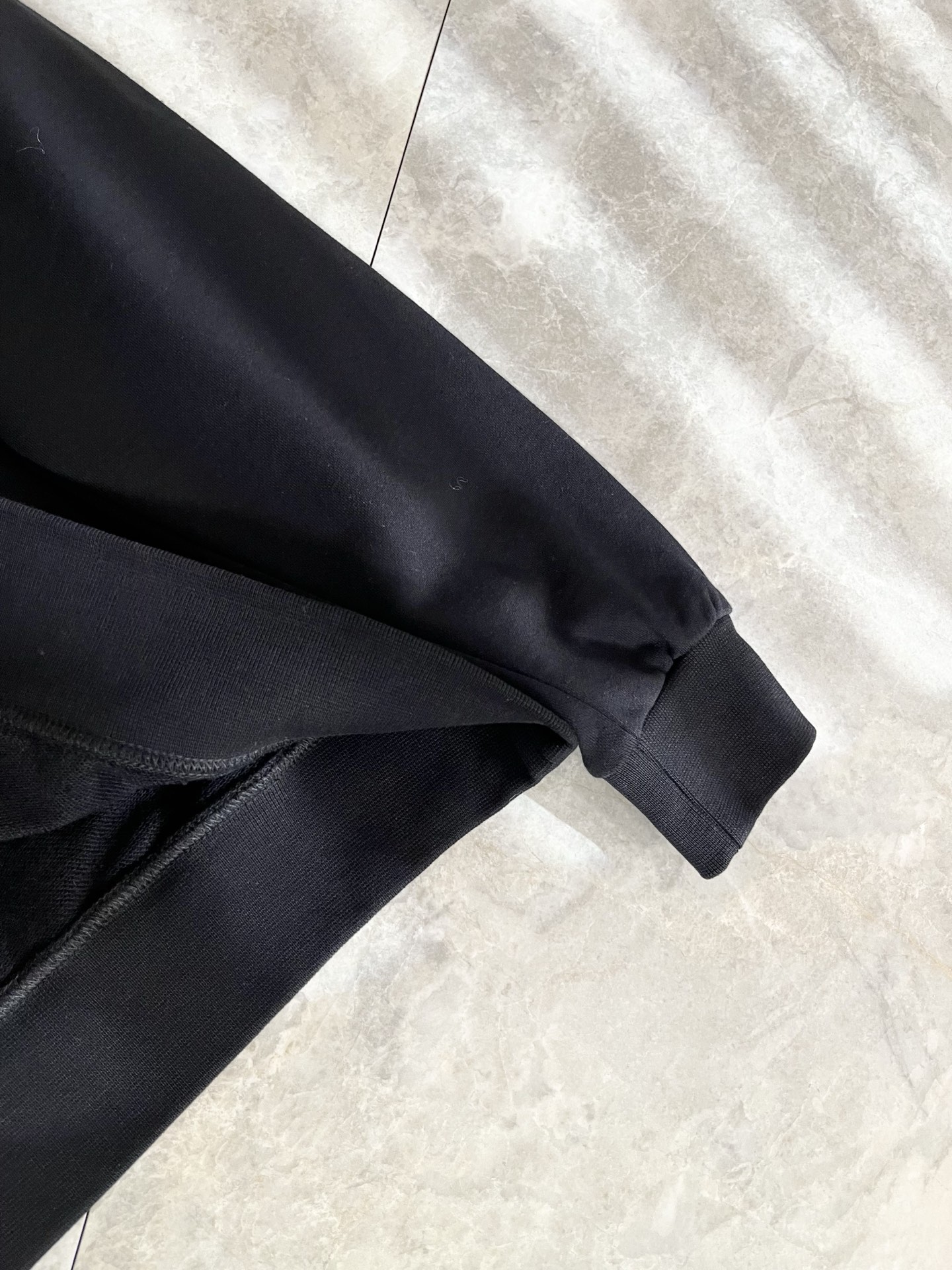 LouisVuitt*路易*登 2025卫衣全新系列单品上线，非常时髦前卫的一款男女同款短袖T恤，标识l