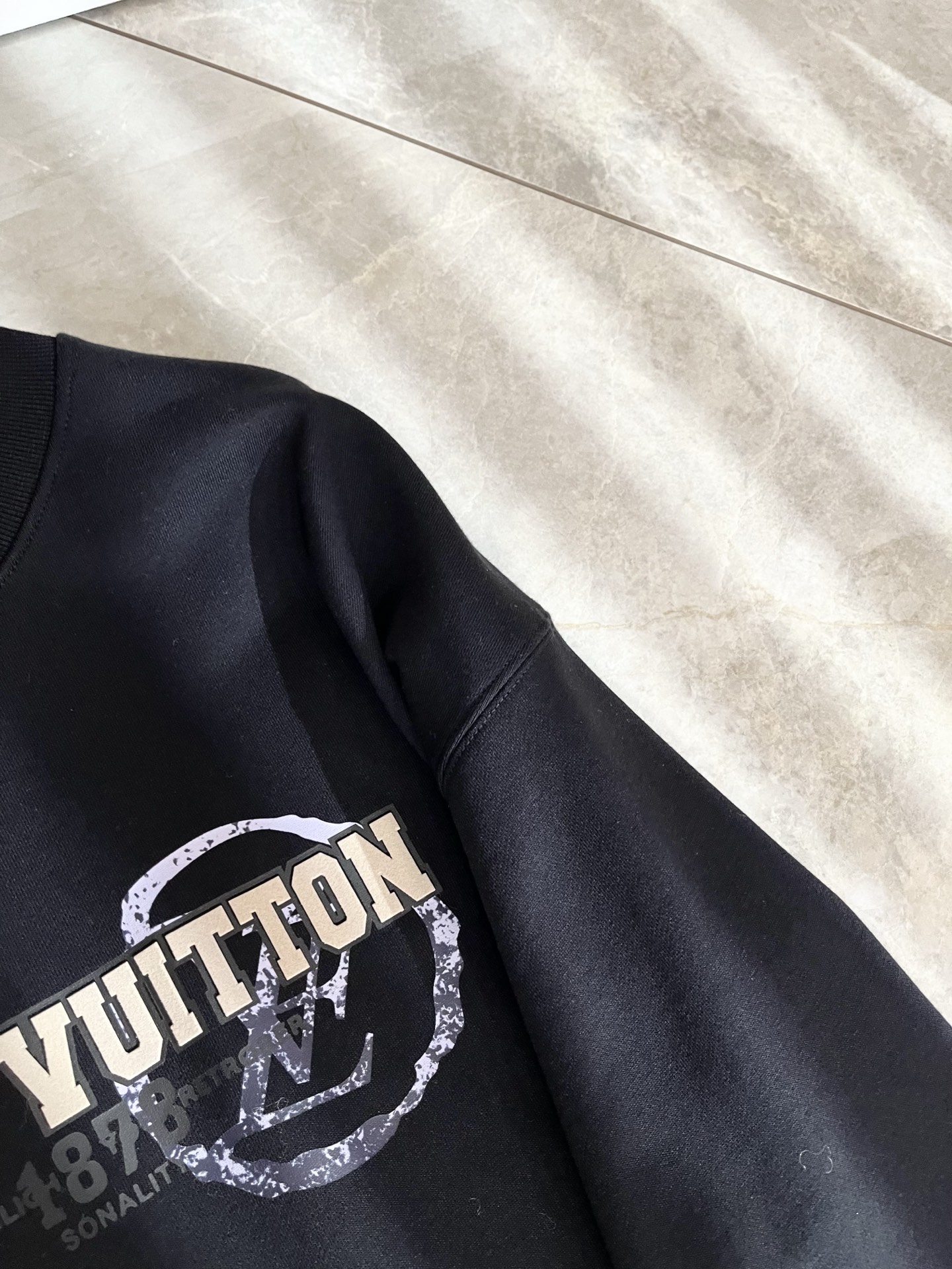 LouisVuitt*路易*登 2025卫衣全新系列单品上线，非常时髦前卫的一款男女同款短袖T恤，标识l