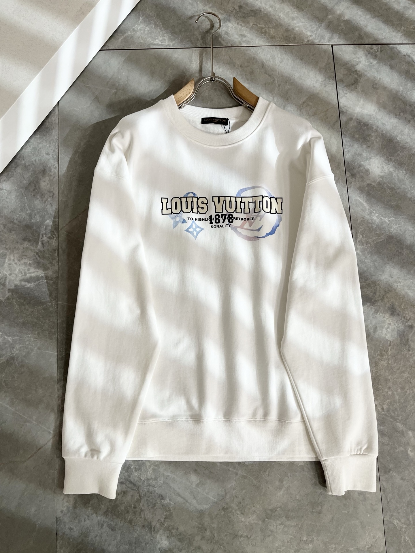 LouisVuitt*路易*登 2025卫衣全新系列单品上线，非常时髦前卫的一款男女同款短袖T恤，标识l