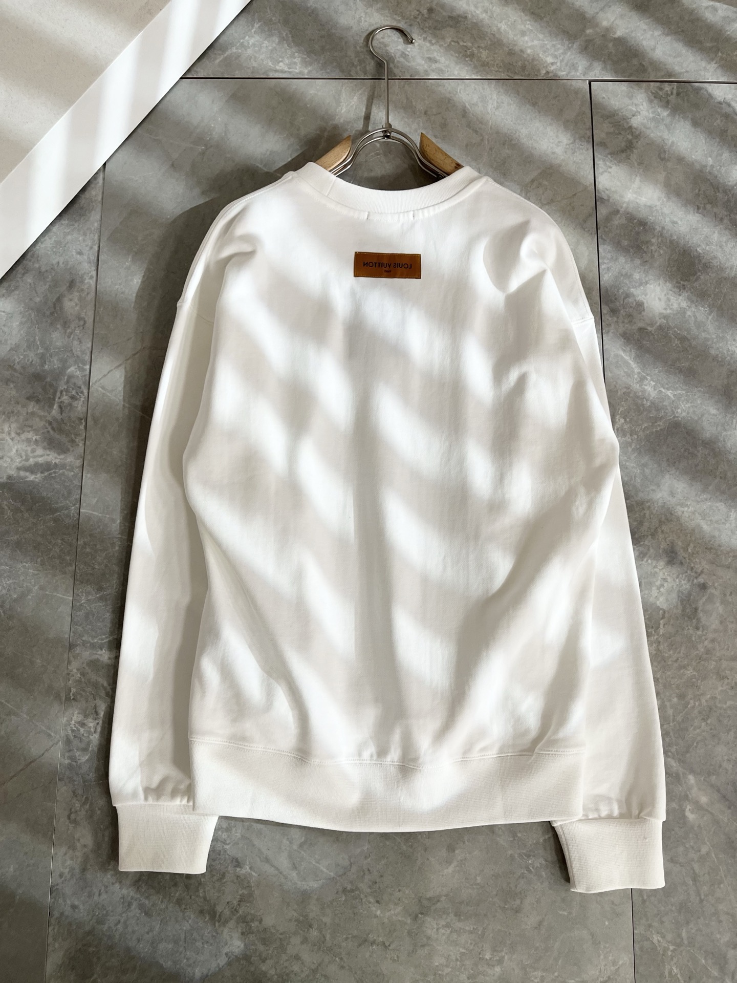 LouisVuitt*路易*登 2025卫衣全新系列单品上线，非常时髦前卫的一款男女同款短袖T恤，标识l