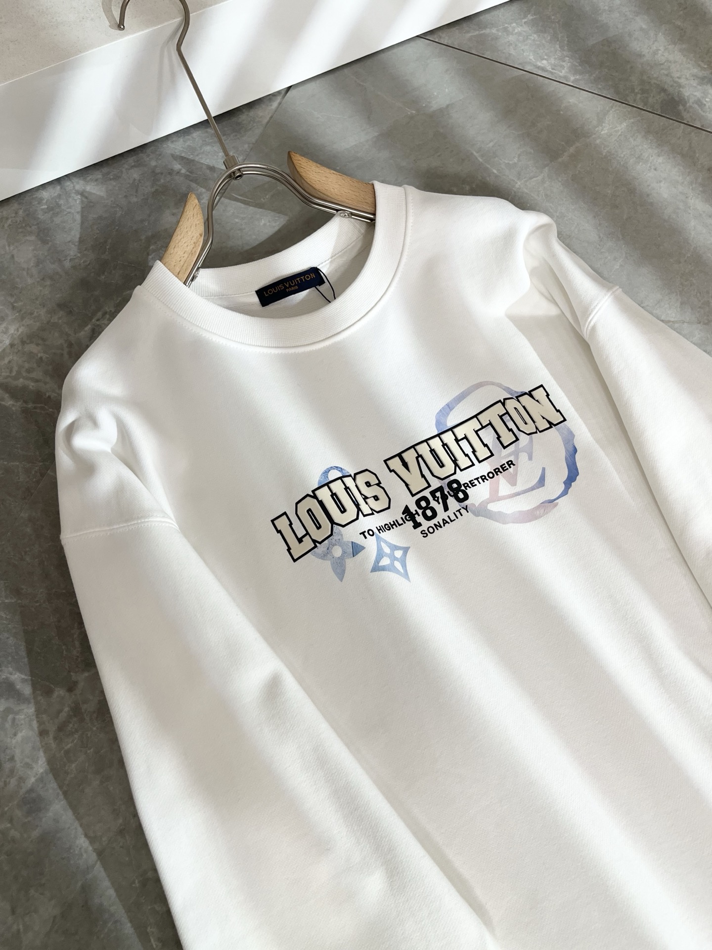 LouisVuitt*路易*登 2025卫衣全新系列单品上线，非常时髦前卫的一款男女同款短袖T恤，标识l