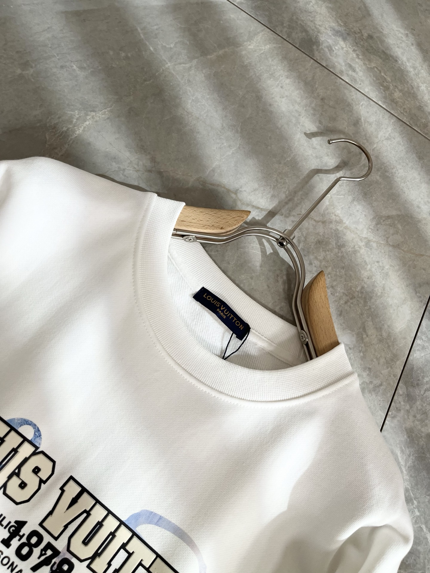 LouisVuitt*路易*登 2025卫衣全新系列单品上线，非常时髦前卫的一款男女同款短袖T恤，标识l