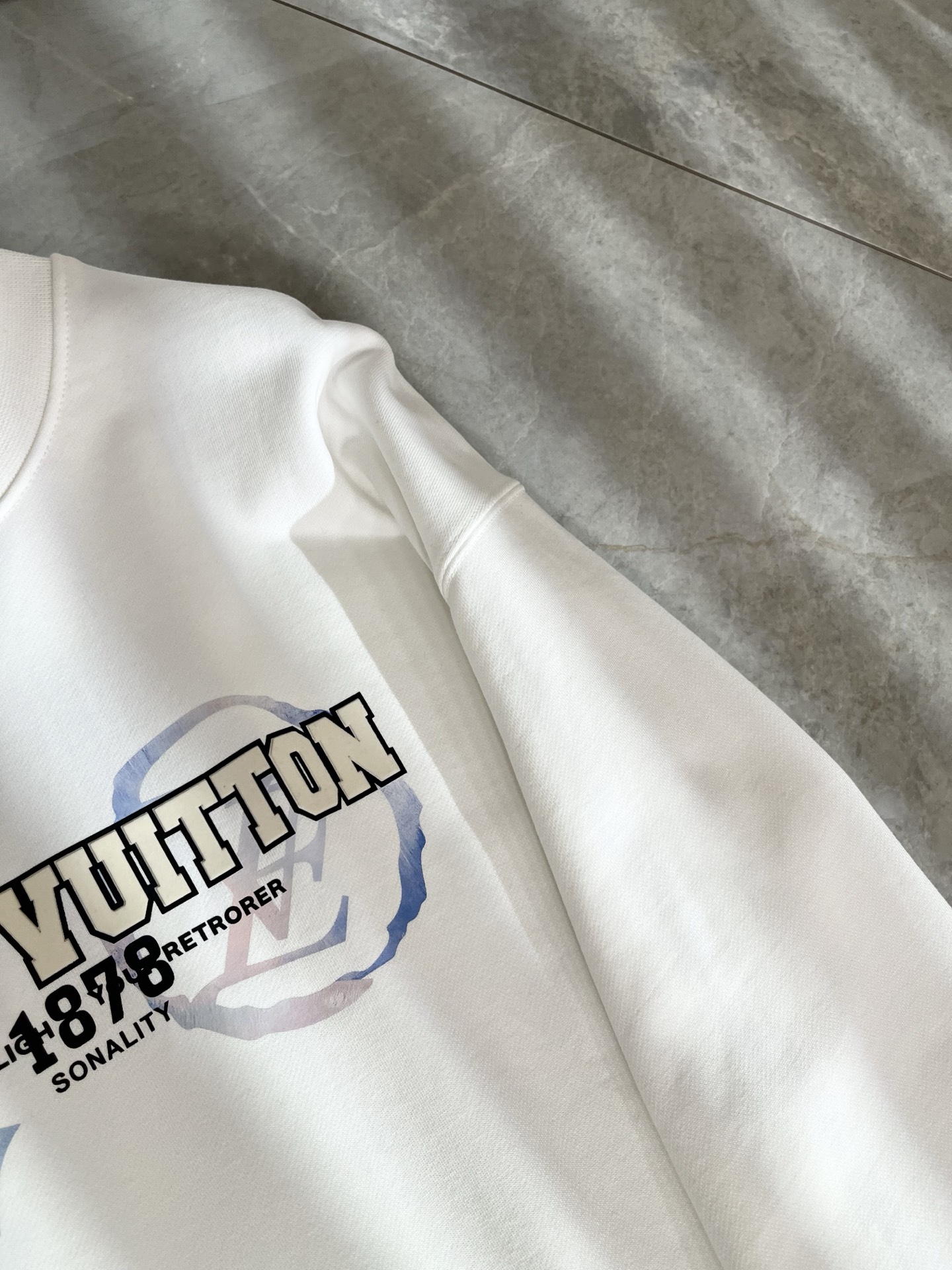 LouisVuitt*路易*登 2025卫衣全新系列单品上线，非常时髦前卫的一款男女同款短袖T恤，标识l