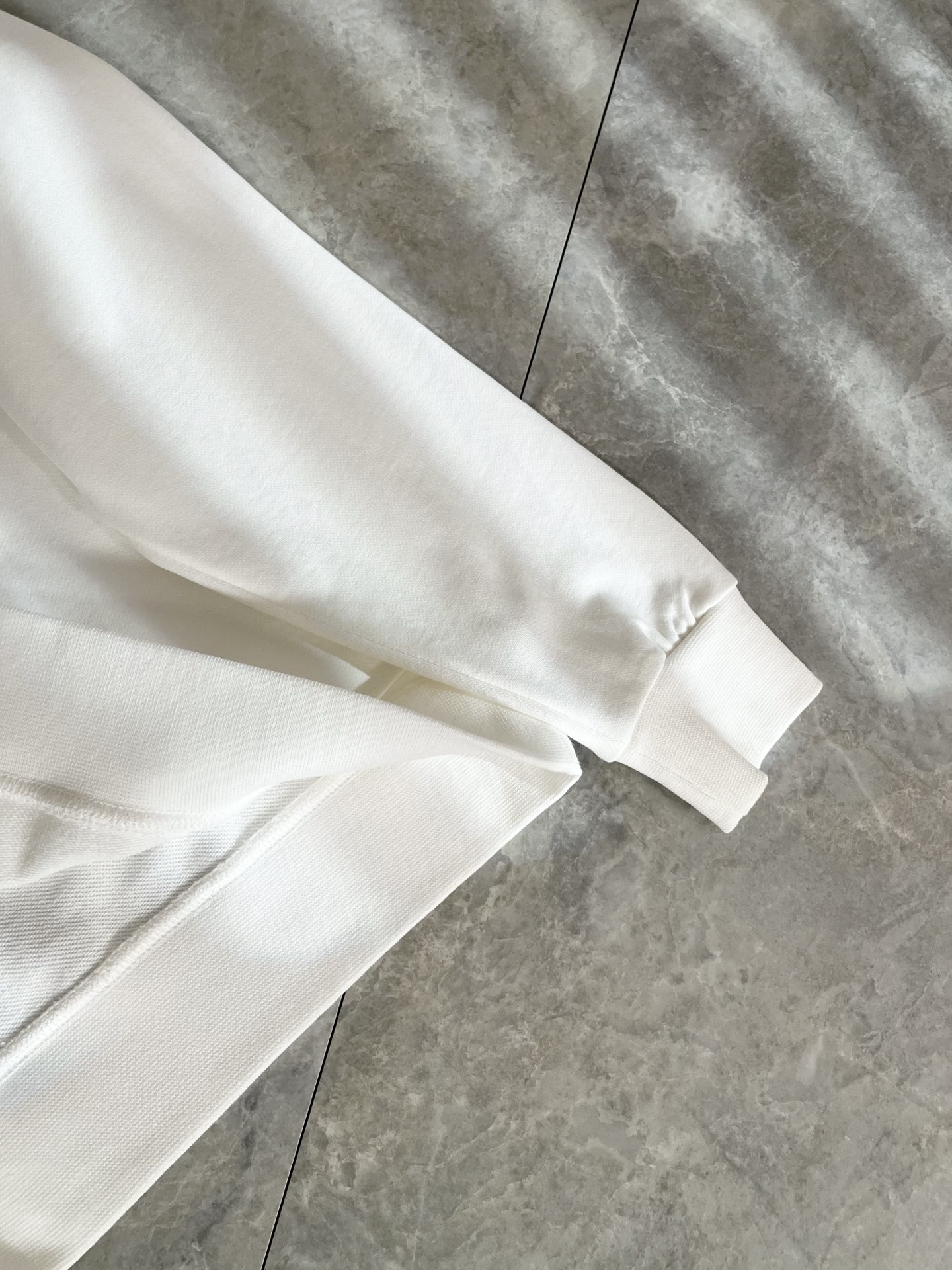 LouisVuitt*路易*登 2025卫衣全新系列单品上线，非常时髦前卫的一款男女同款短袖T恤，标识l