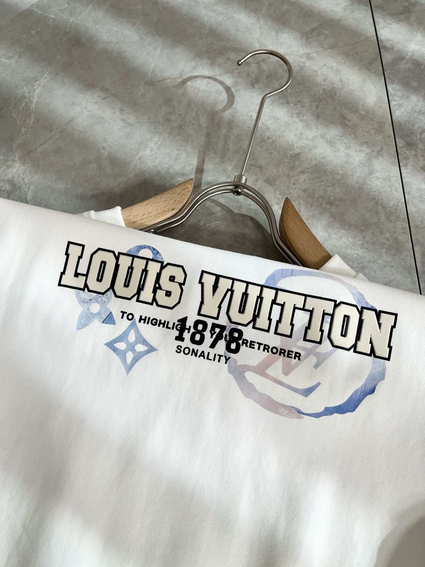 LouisVuitt*路易*登 2025卫衣全新系列单品上线，非常时髦前卫的一款男女同款短袖T恤，标识l