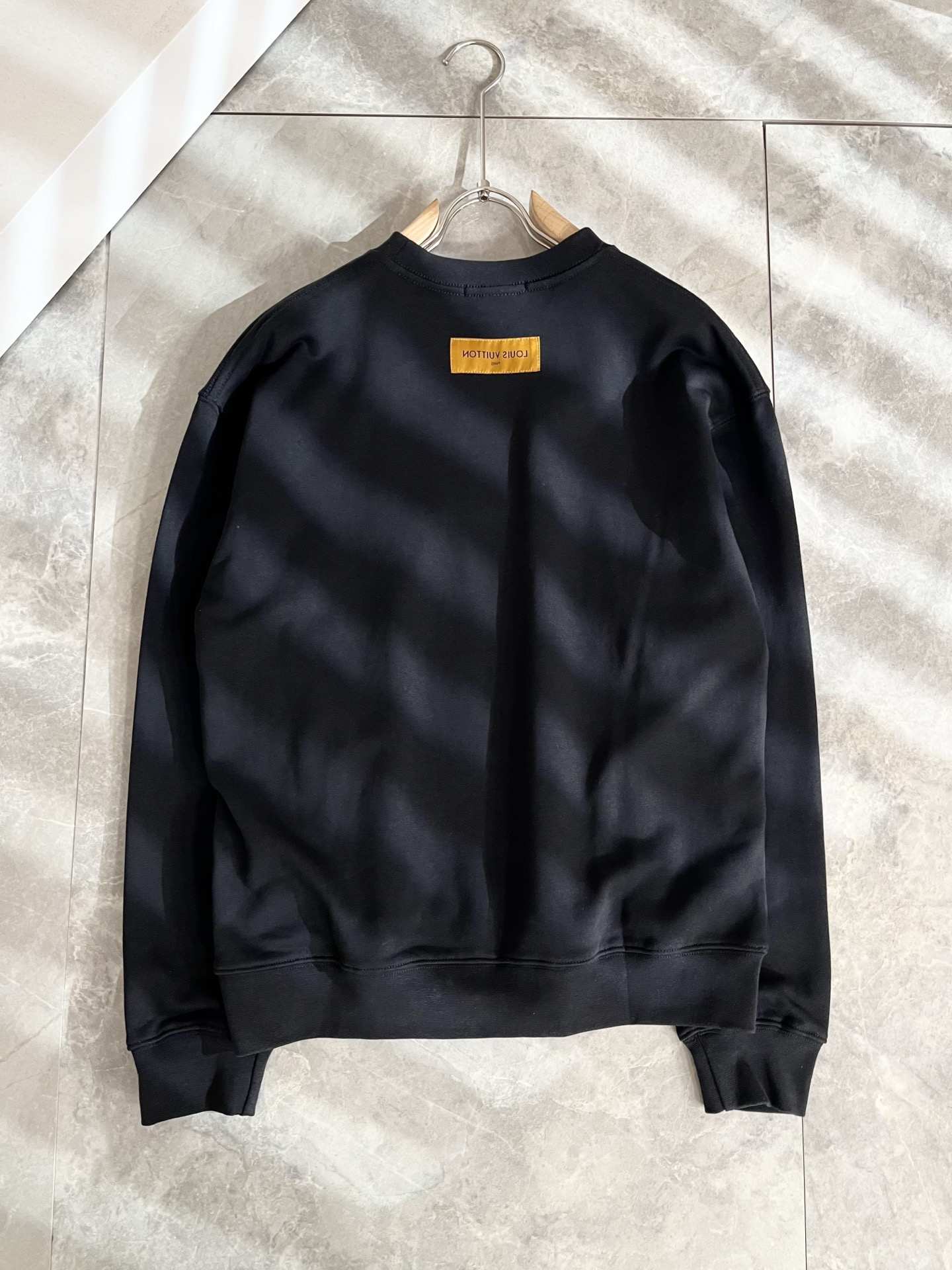 LouisVuitt*路易*登 2025卫衣全新系列单品上线，非常时髦前卫的一款男女同款短袖T恤，标识l