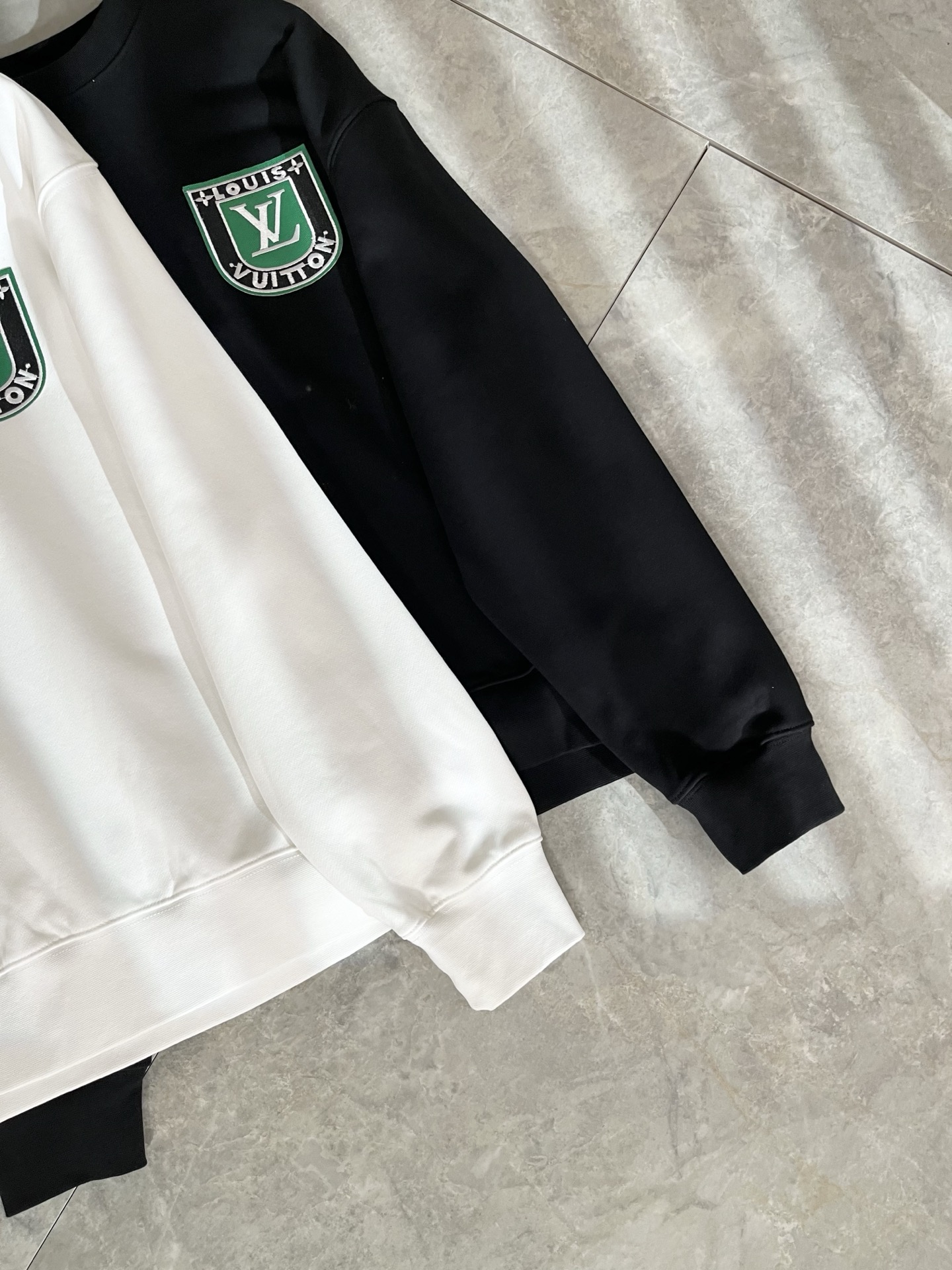 LouisVuitt*路易*登 2025卫衣全新系列单品上线，非常时髦前卫的一款男女同款短袖T恤，标识l