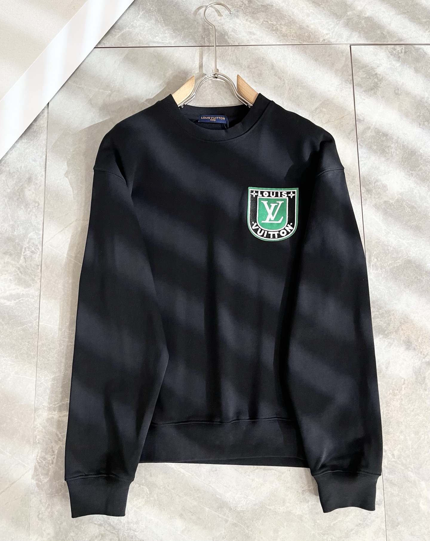 LouisVuitt*路易*登 2025卫衣全新系列单品上线，非常时髦前卫的一款男女同款短袖T恤，标识l