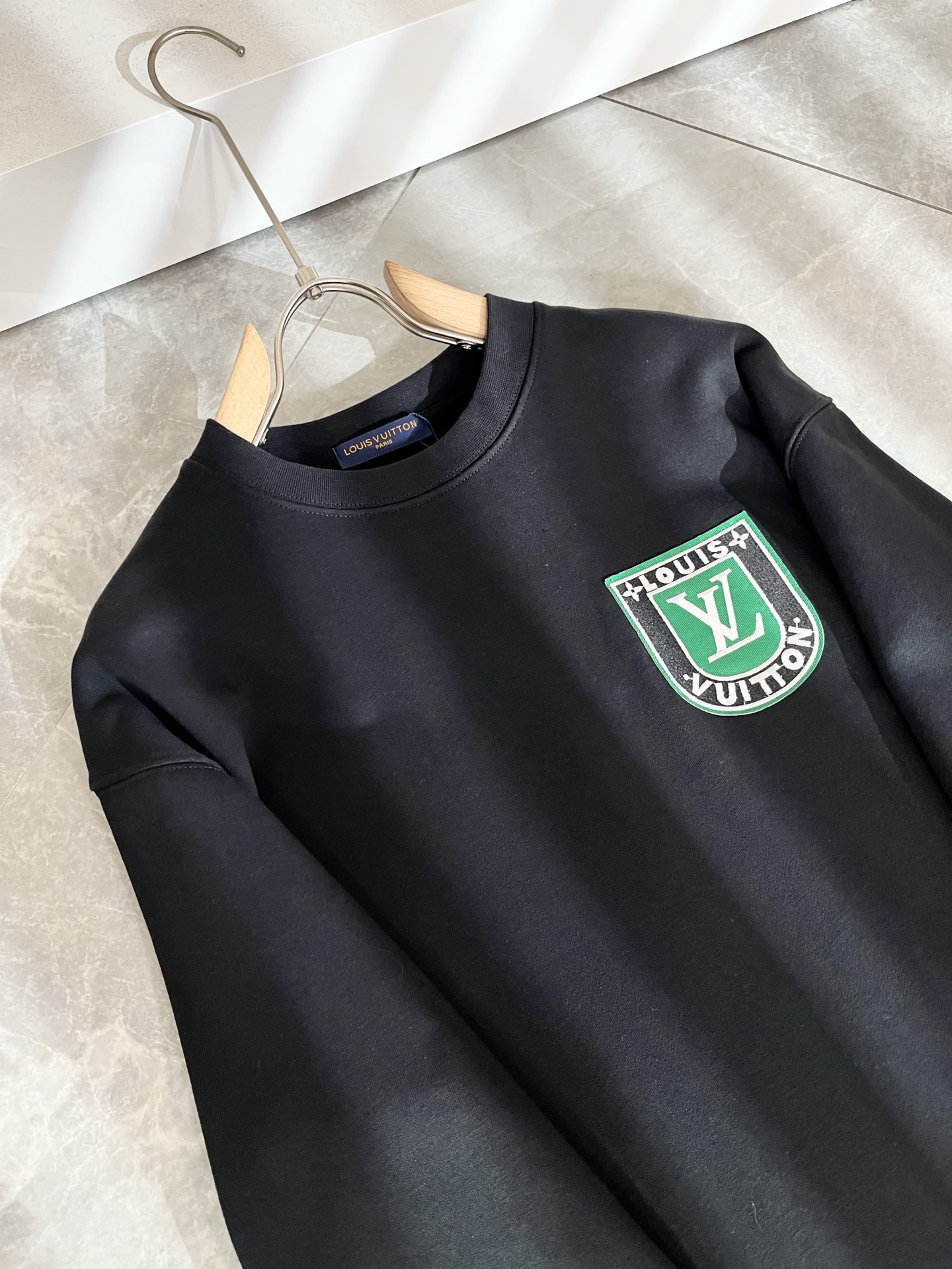 LouisVuitt*路易*登 2025卫衣全新系列单品上线，非常时髦前卫的一款男女同款短袖T恤，标识l