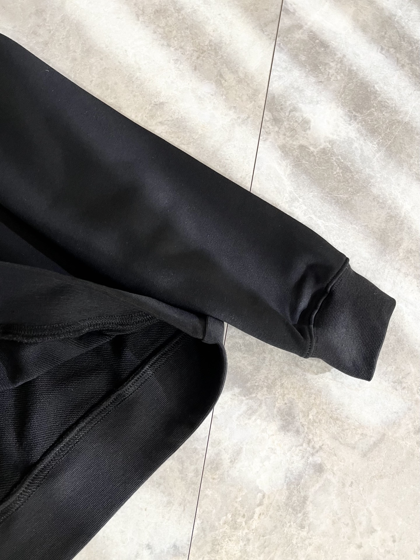 LouisVuitt*路易*登 2025卫衣全新系列单品上线，非常时髦前卫的一款男女同款短袖T恤，标识l