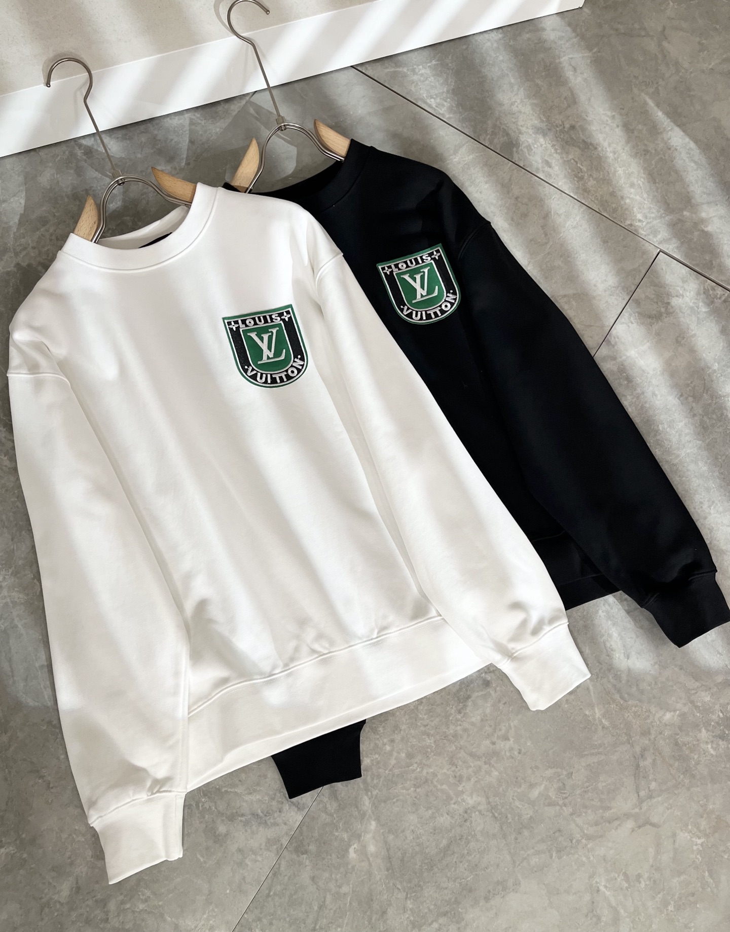 LouisVuitt*路易*登 2025卫衣全新系列单品上线，非常时髦前卫的一款男女同款短袖T恤，标识l