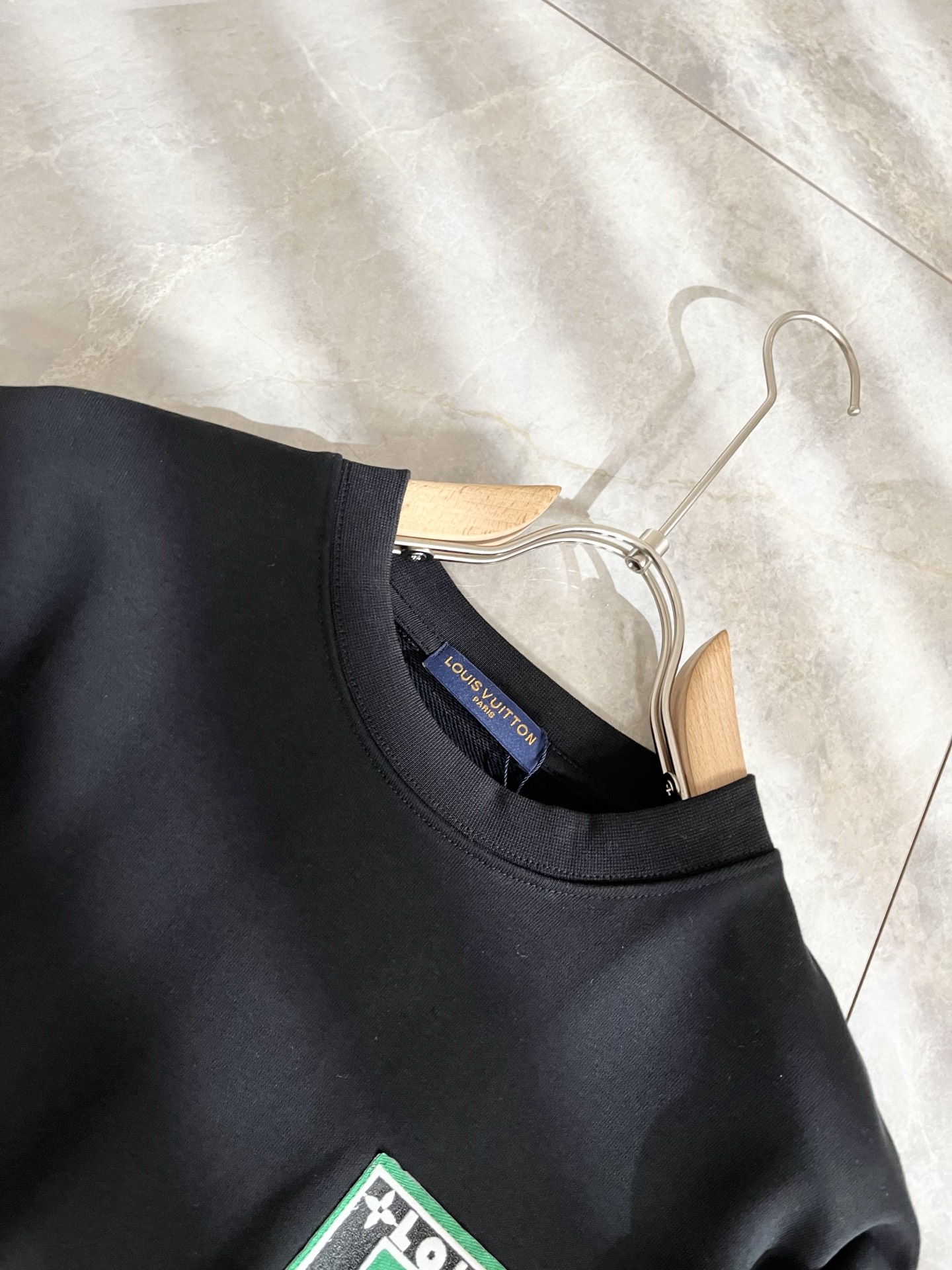 LouisVuitt*路易*登 2025卫衣全新系列单品上线，非常时髦前卫的一款男女同款短袖T恤，标识l