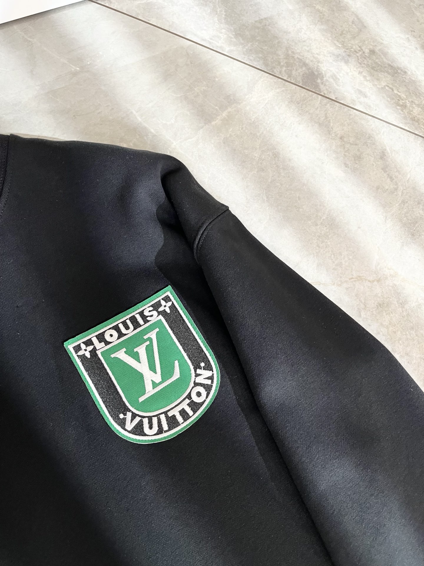 LouisVuitt*路易*登 2025卫衣全新系列单品上线，非常时髦前卫的一款男女同款短袖T恤，标识l