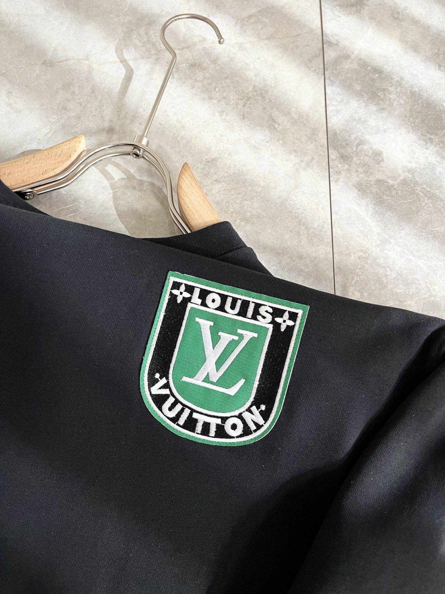 LouisVuitt*路易*登 2025卫衣全新系列单品上线，非常时髦前卫的一款男女同款短袖T恤，标识l