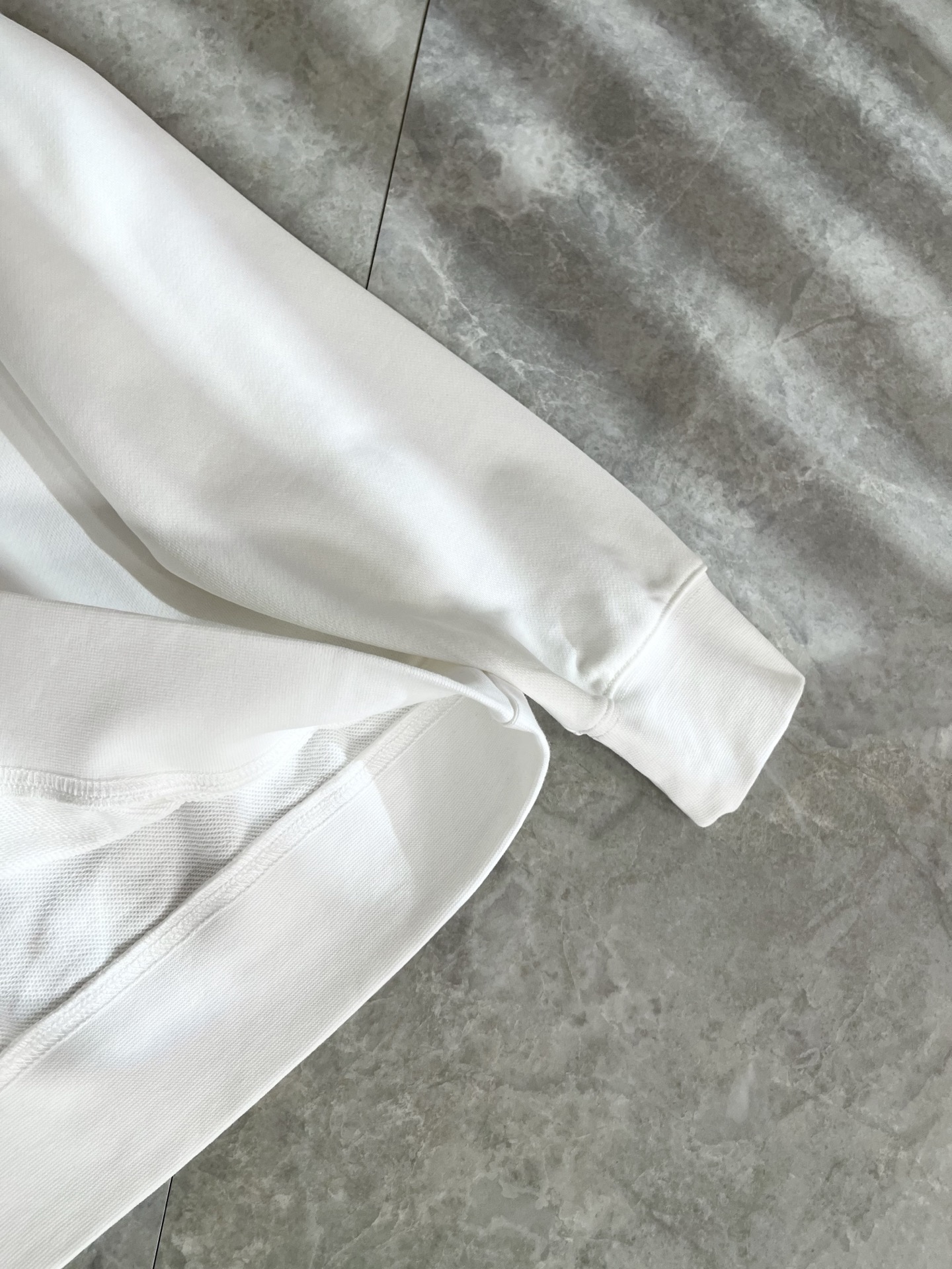 LouisVuitt*路易*登 2025卫衣全新系列单品上线，非常时髦前卫的一款男女同款短袖T恤，标识l