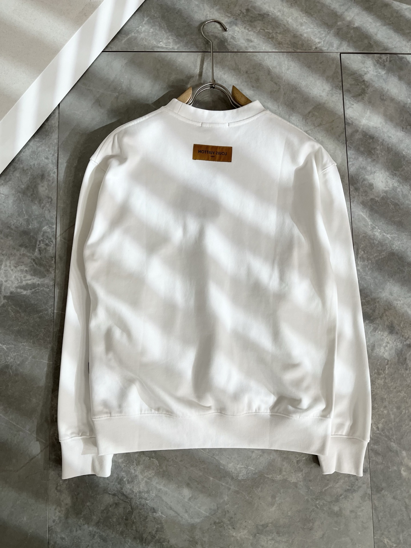 LouisVuitt*路易*登 2025卫衣全新系列单品上线，非常时髦前卫的一款男女同款短袖T恤，标识l