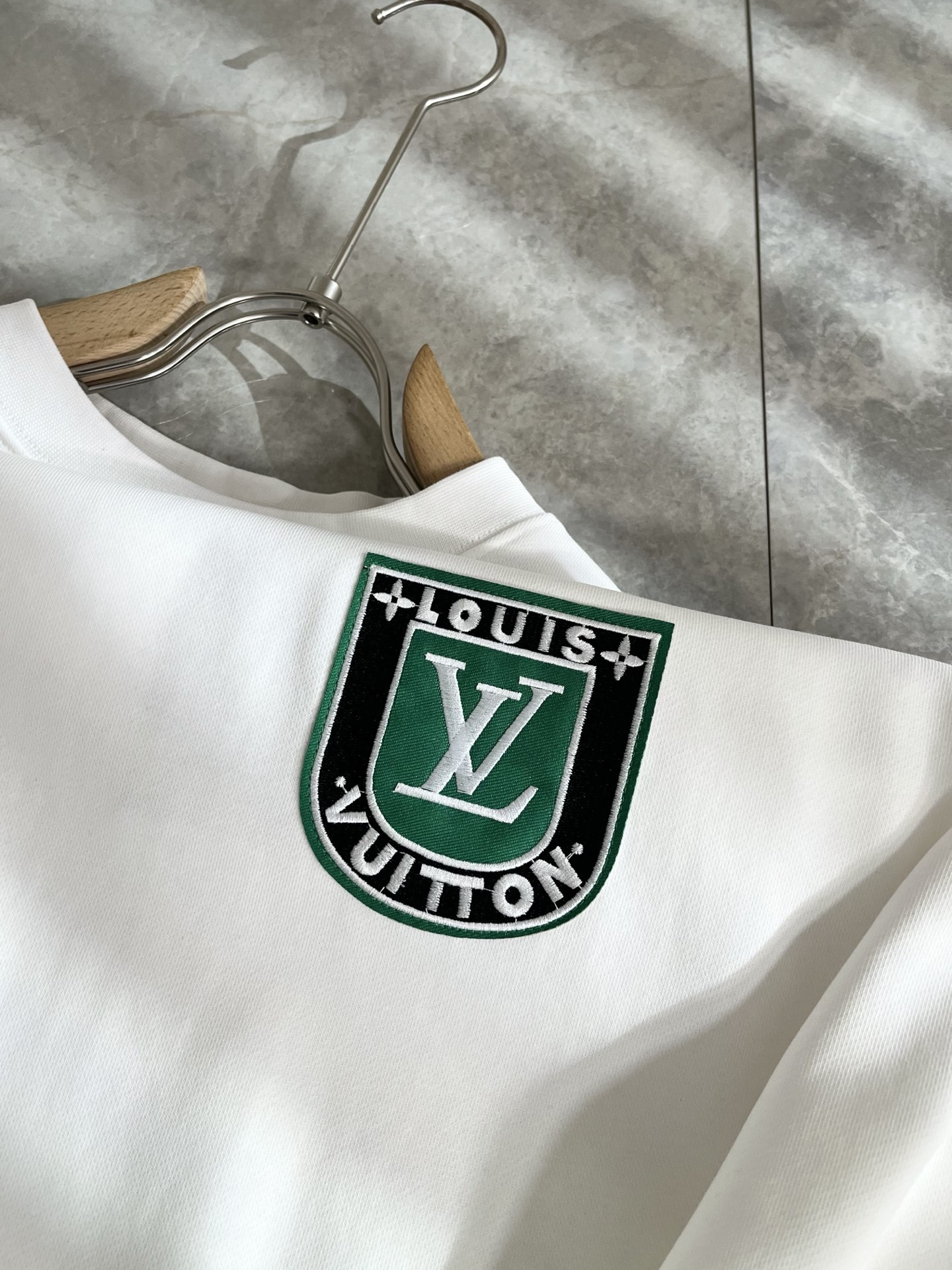 LouisVuitt*路易*登 2025卫衣全新系列单品上线，非常时髦前卫的一款男女同款短袖T恤，标识l