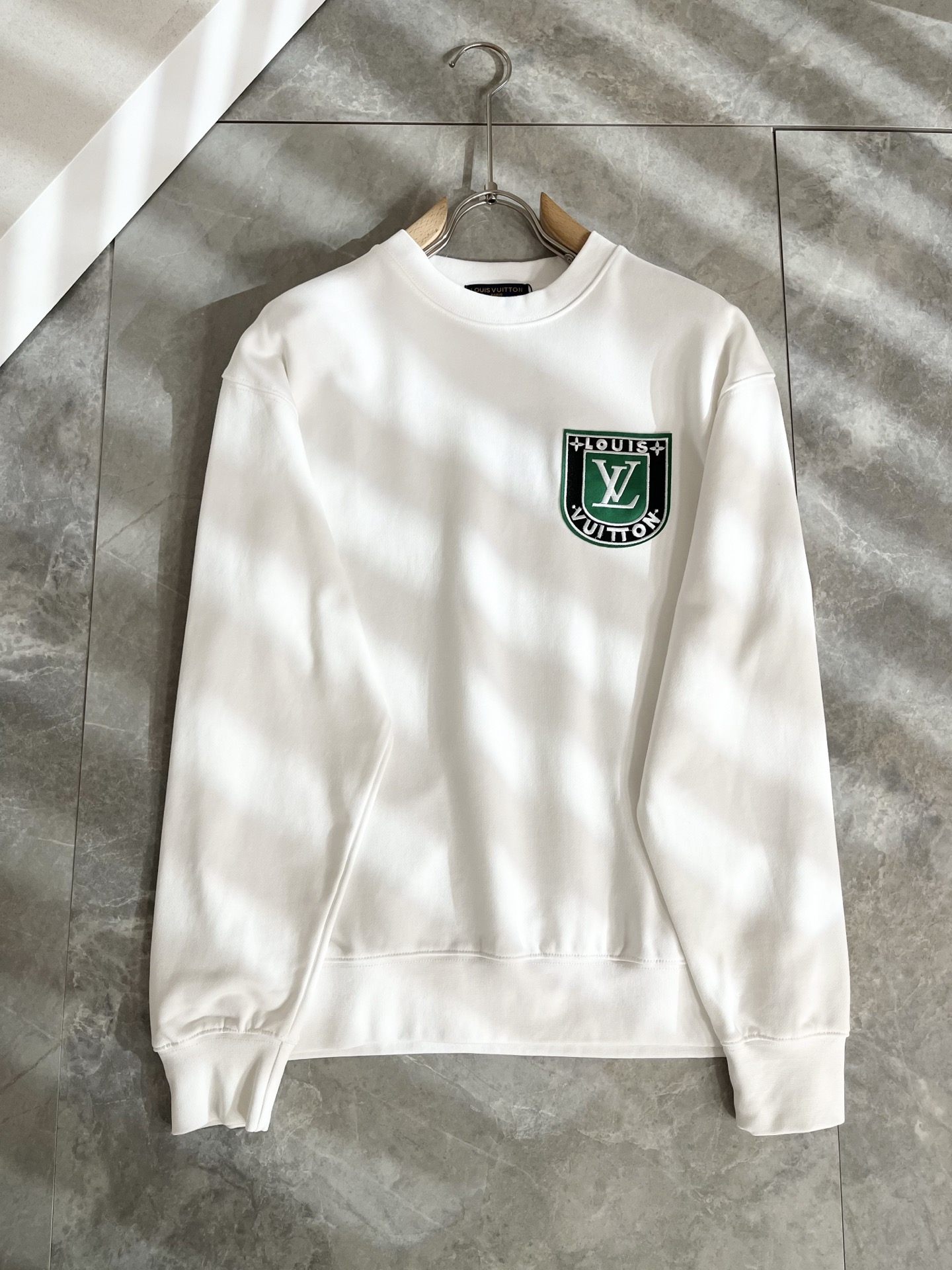 LouisVuitt*路易*登 2025卫衣全新系列单品上线，非常时髦前卫的一款男女同款短袖T恤，标识l