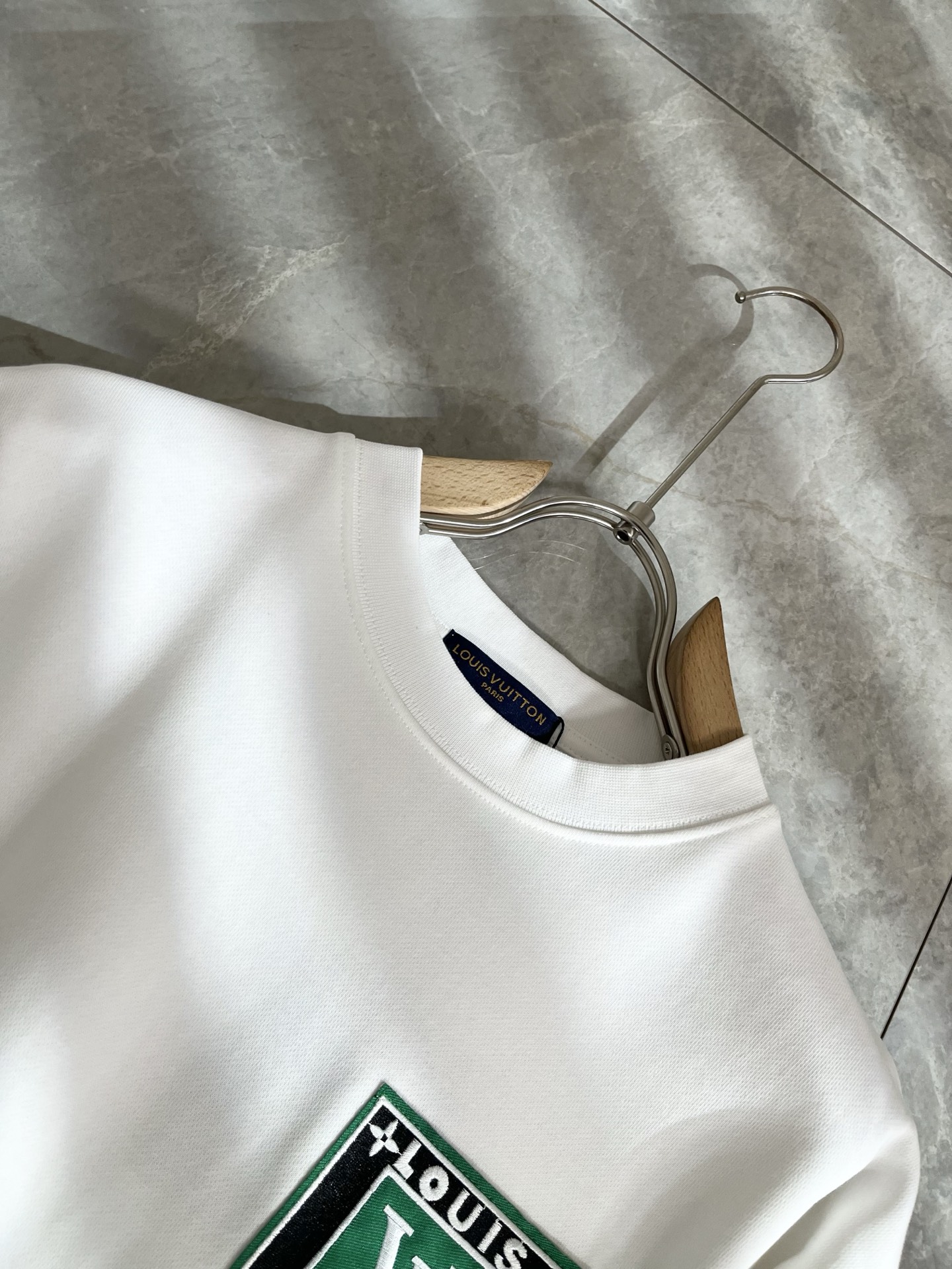 LouisVuitt*路易*登 2025卫衣全新系列单品上线，非常时髦前卫的一款男女同款短袖T恤，标识l