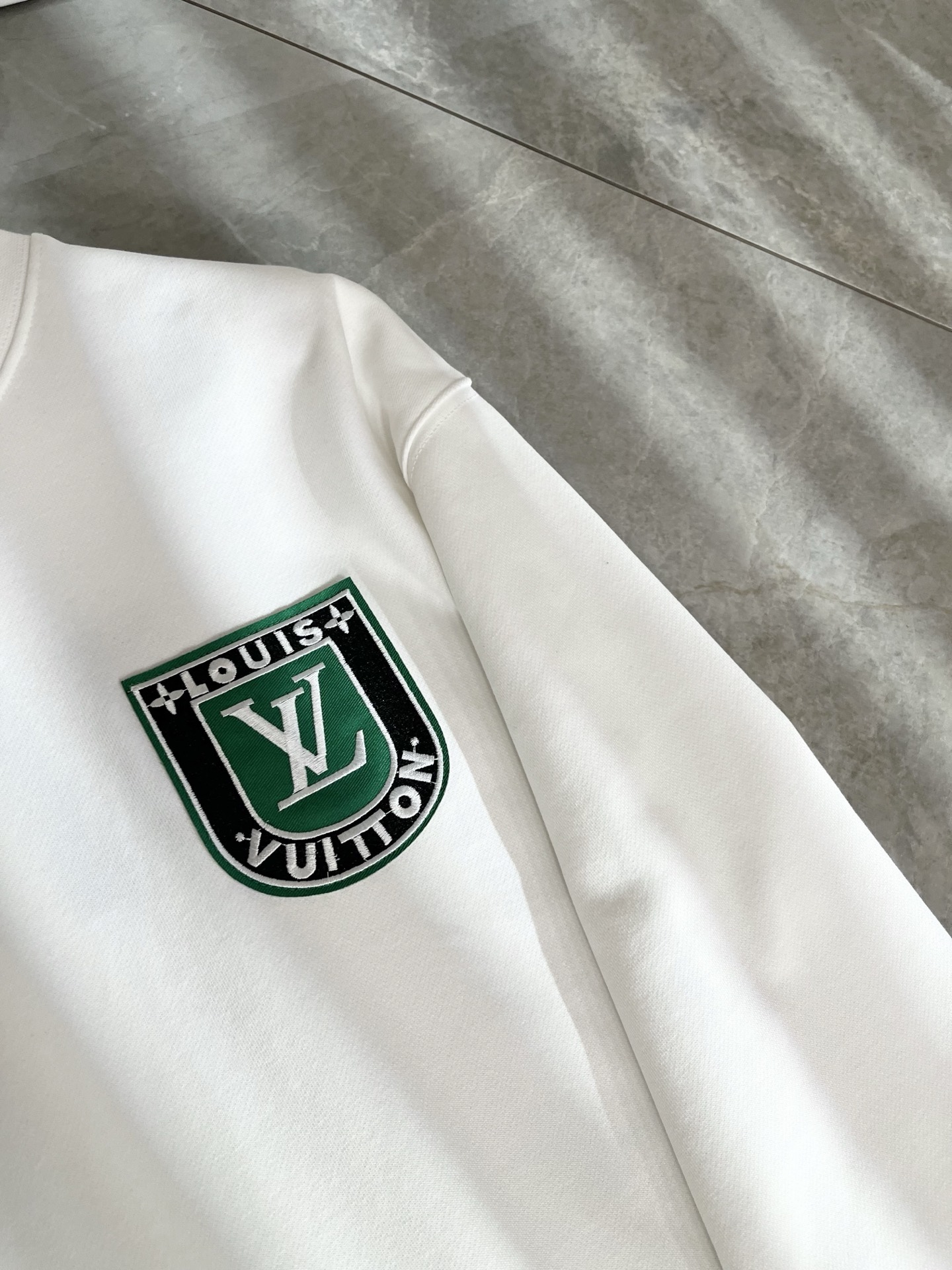 LouisVuitt*路易*登 2025卫衣全新系列单品上线，非常时髦前卫的一款男女同款短袖T恤，标识l