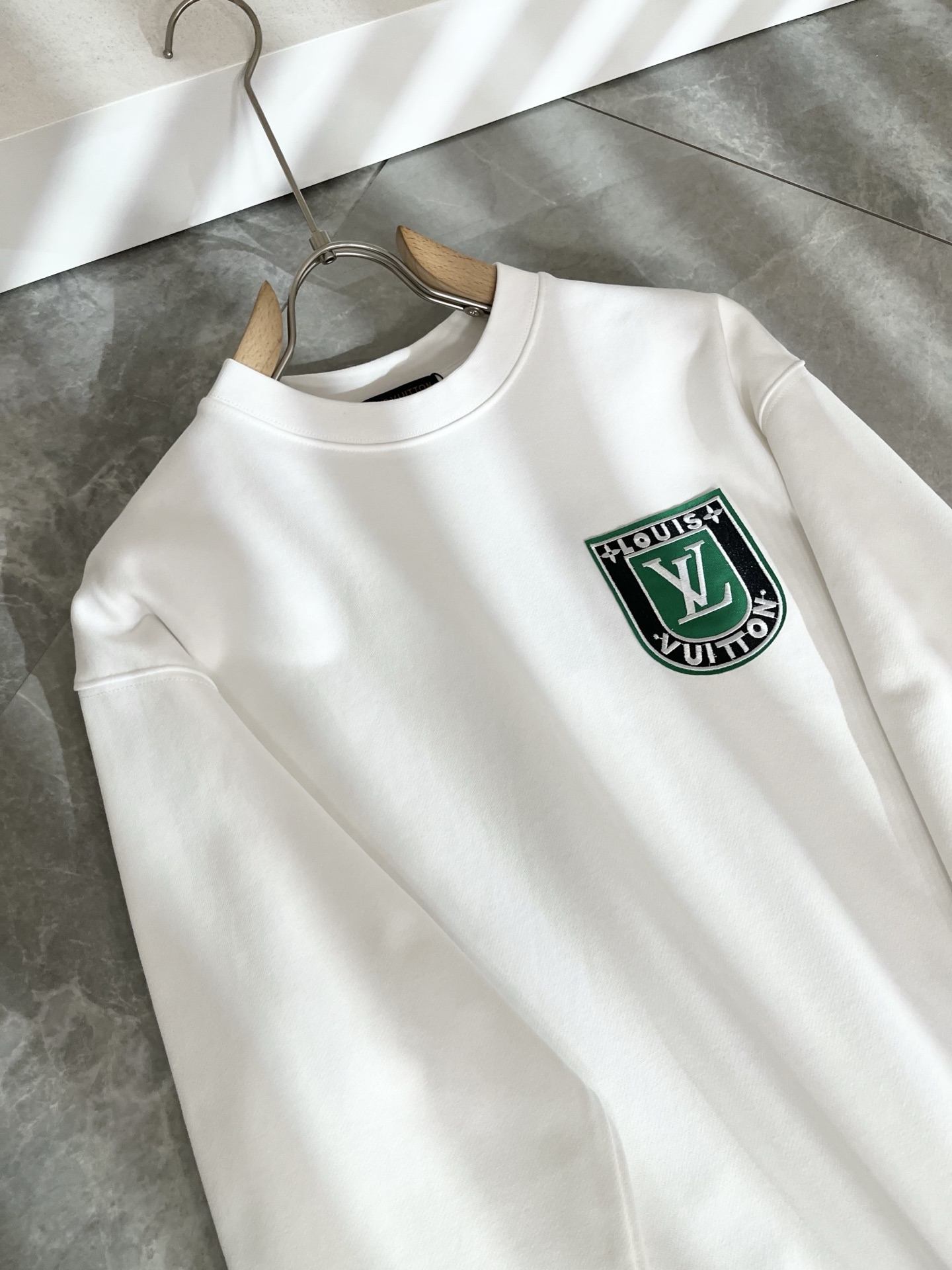 LouisVuitt*路易*登 2025卫衣全新系列单品上线，非常时髦前卫的一款男女同款短袖T恤，标识l