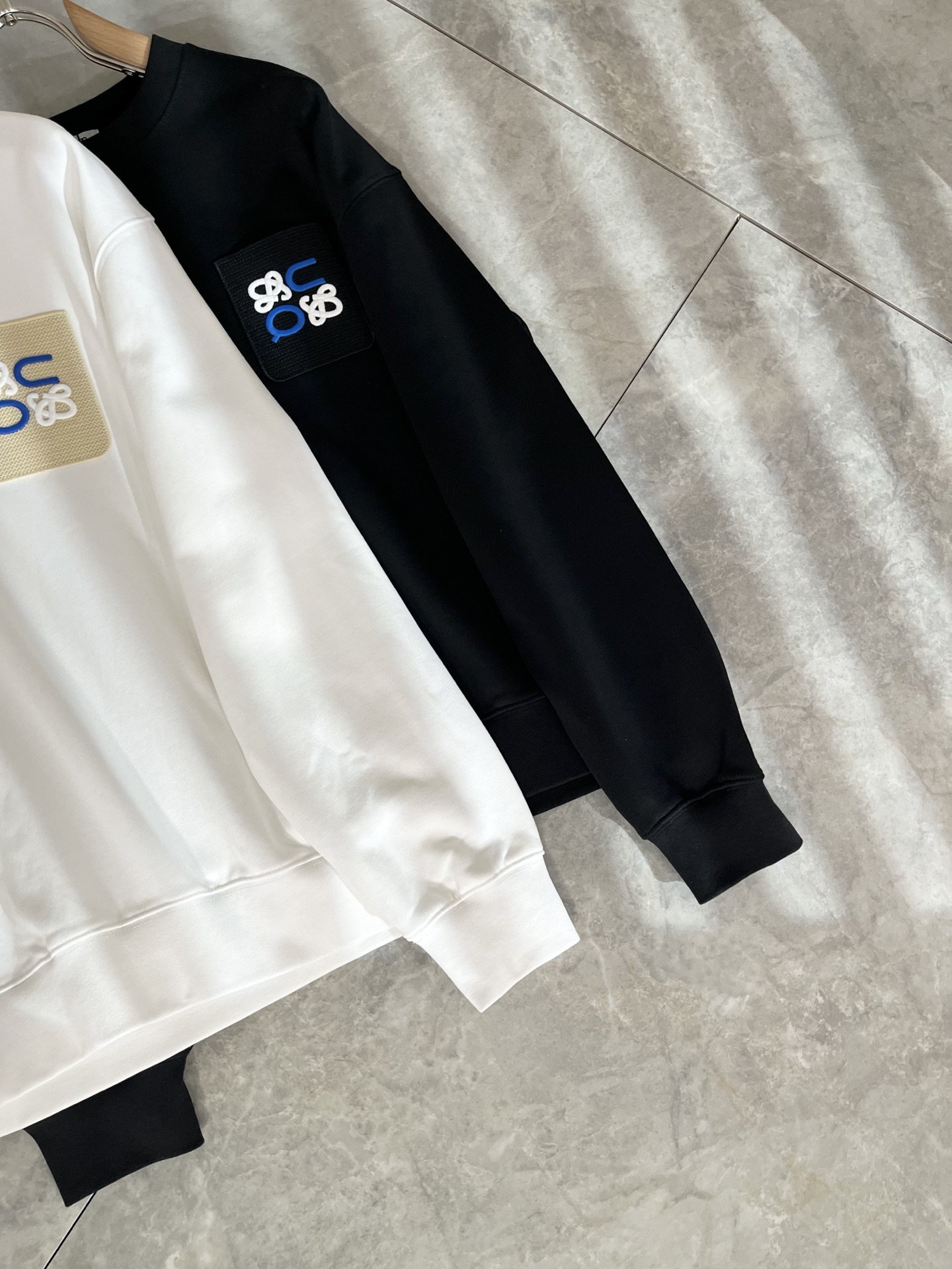 LOE*WE罗*威 2025秋冬男女同款👫长袖卫衣，意大利原厂订单渠道，极具个性高级潮风，标志logo刺