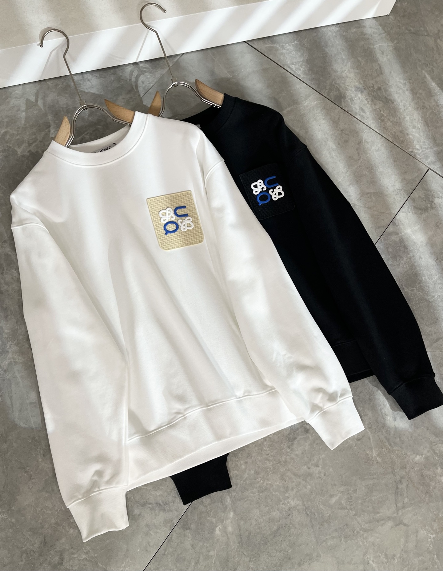 LOE*WE罗*威 2025秋冬男女同款👫长袖卫衣，意大利原厂订单渠道，极具个性高级潮风，标志logo刺