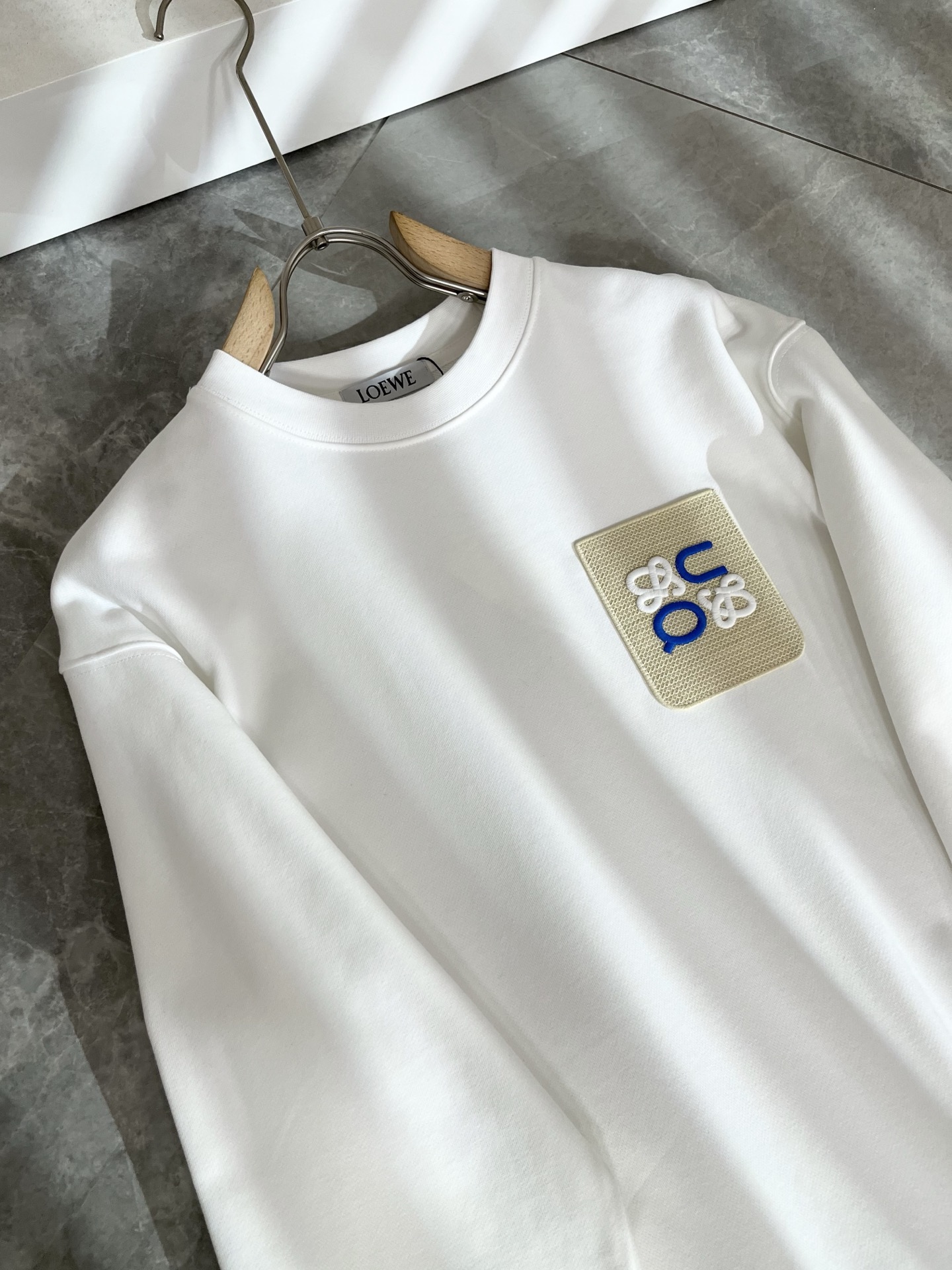 LOE*WE罗*威 2025秋冬男女同款👫长袖卫衣，意大利原厂订单渠道，极具个性高级潮风，标志logo刺